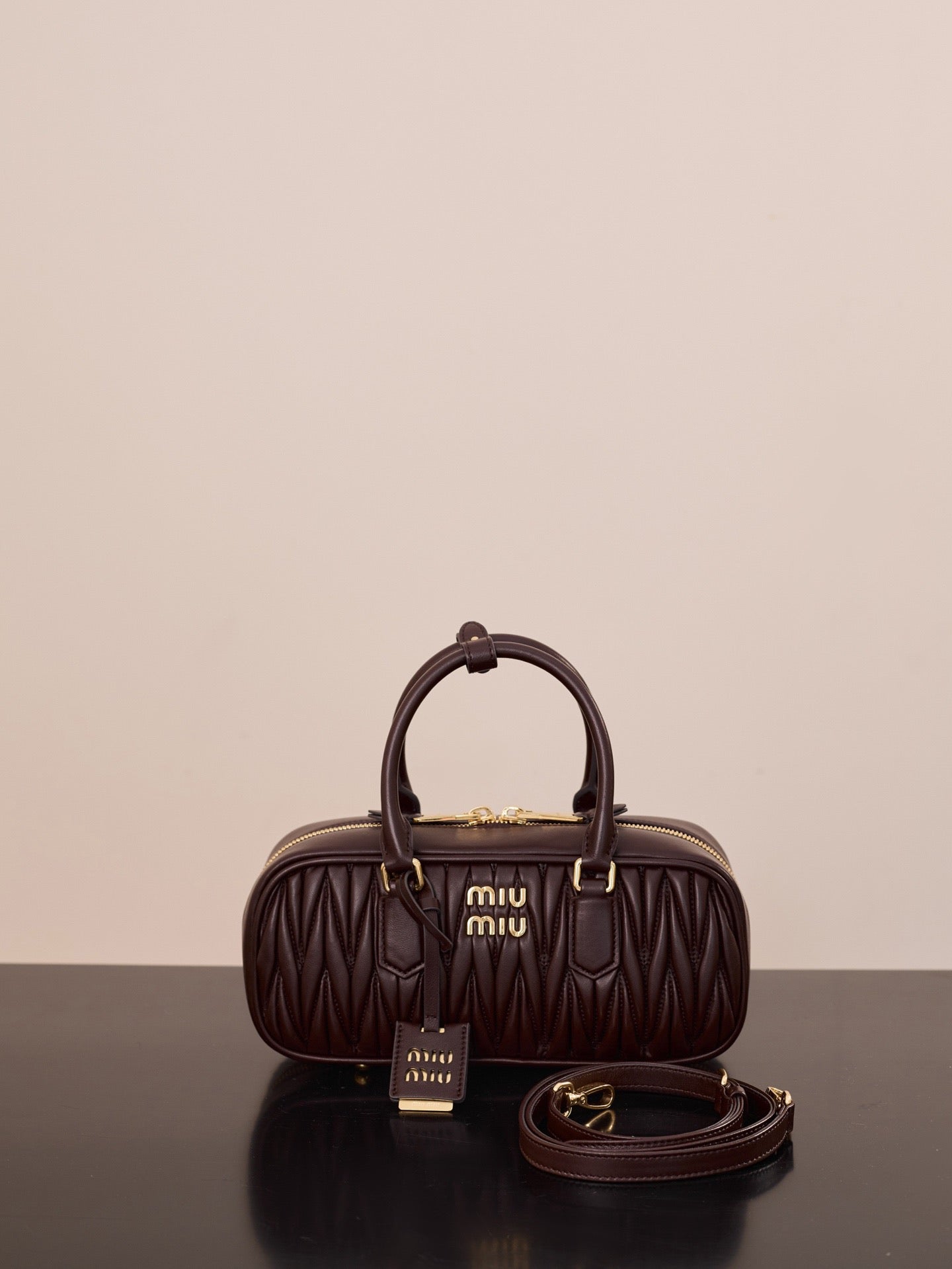 미우미우 아르카디 마테라쎄 나파 레더 숄더백 (다크 브라운)