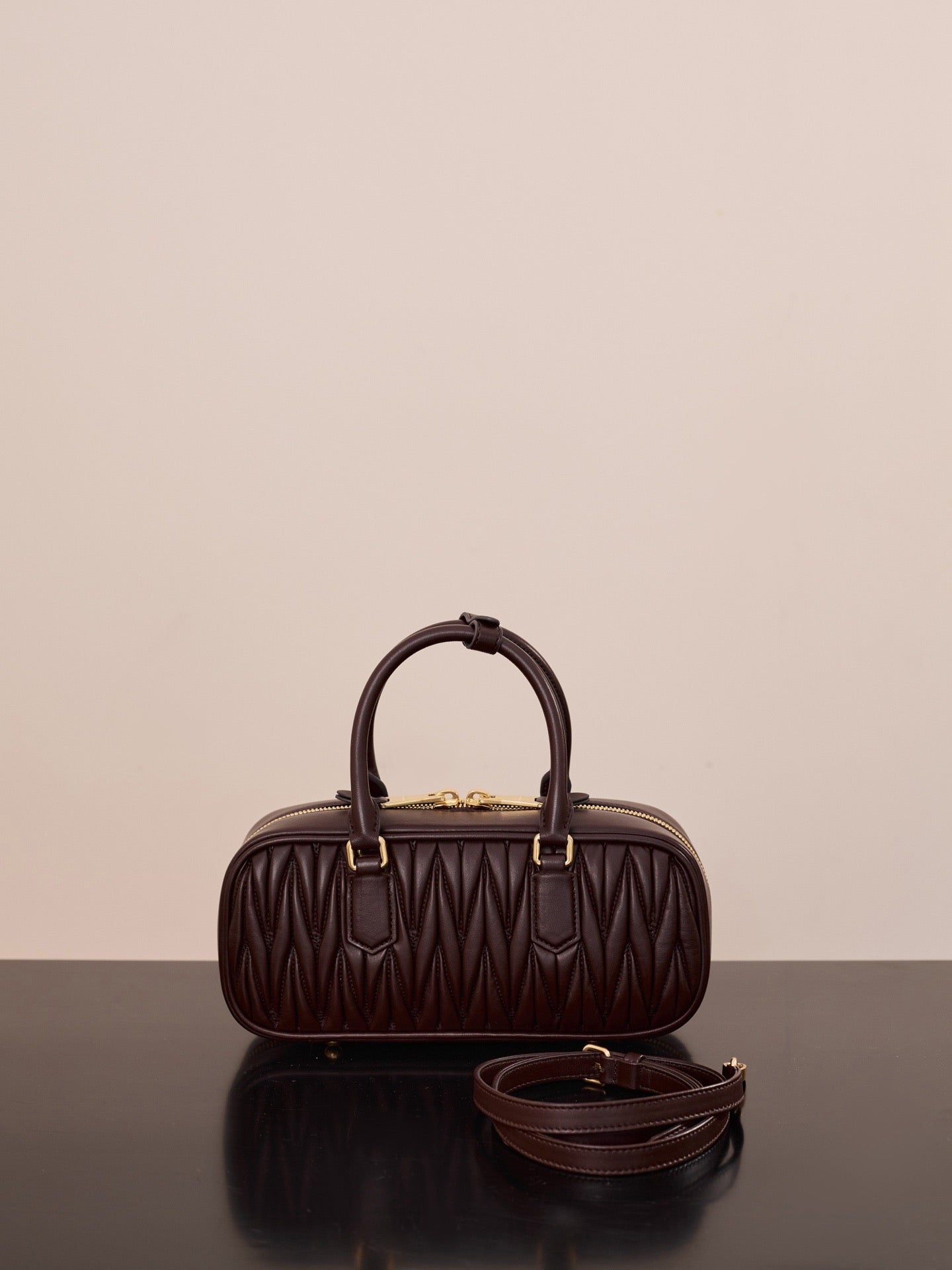 미우미우 아르카디 마테라쎄 나파 레더 숄더백 (다크 브라운)