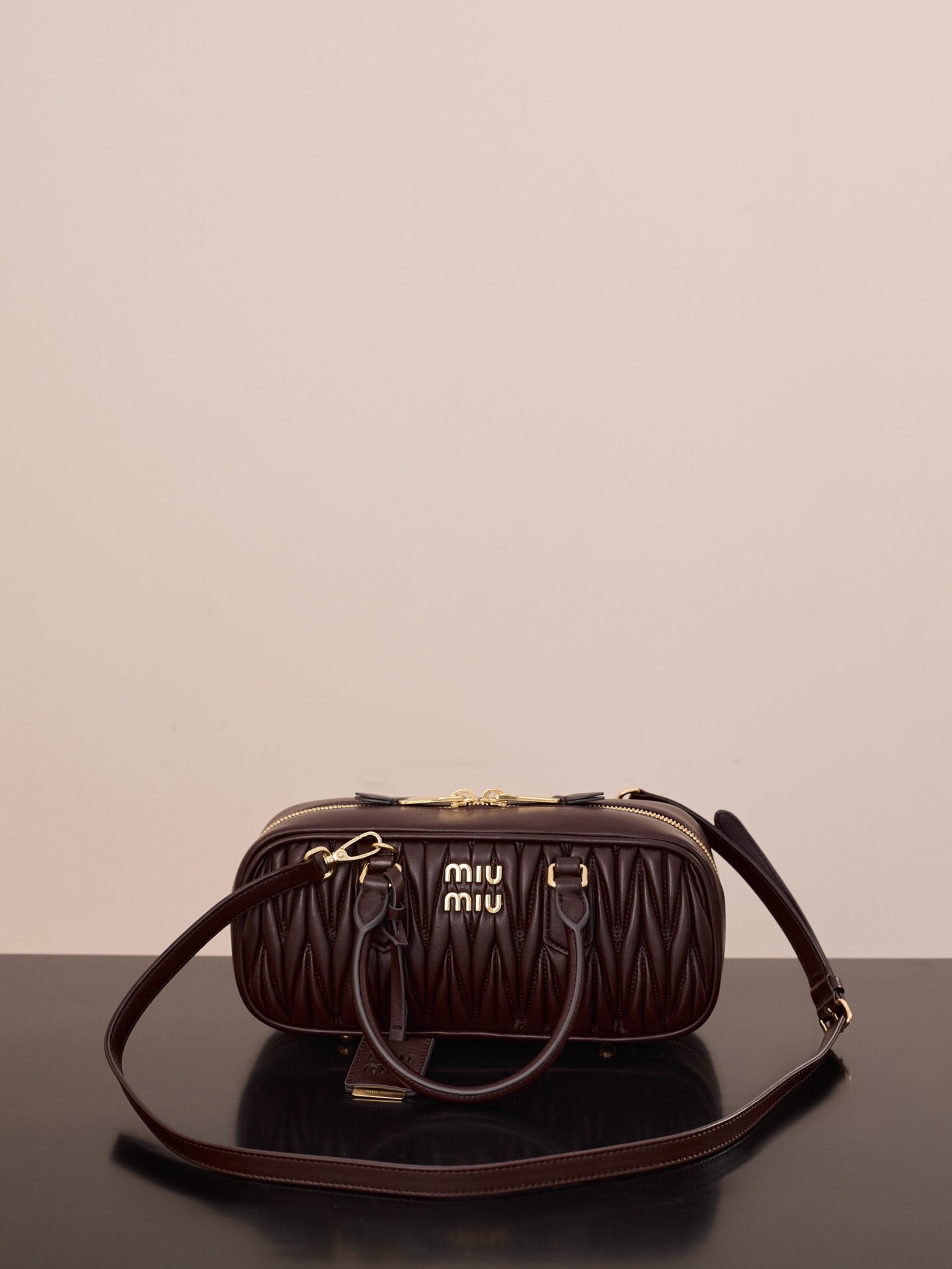 미우미우 아르카디 마테라쎄 나파 레더 숄더백 (다크 브라운)