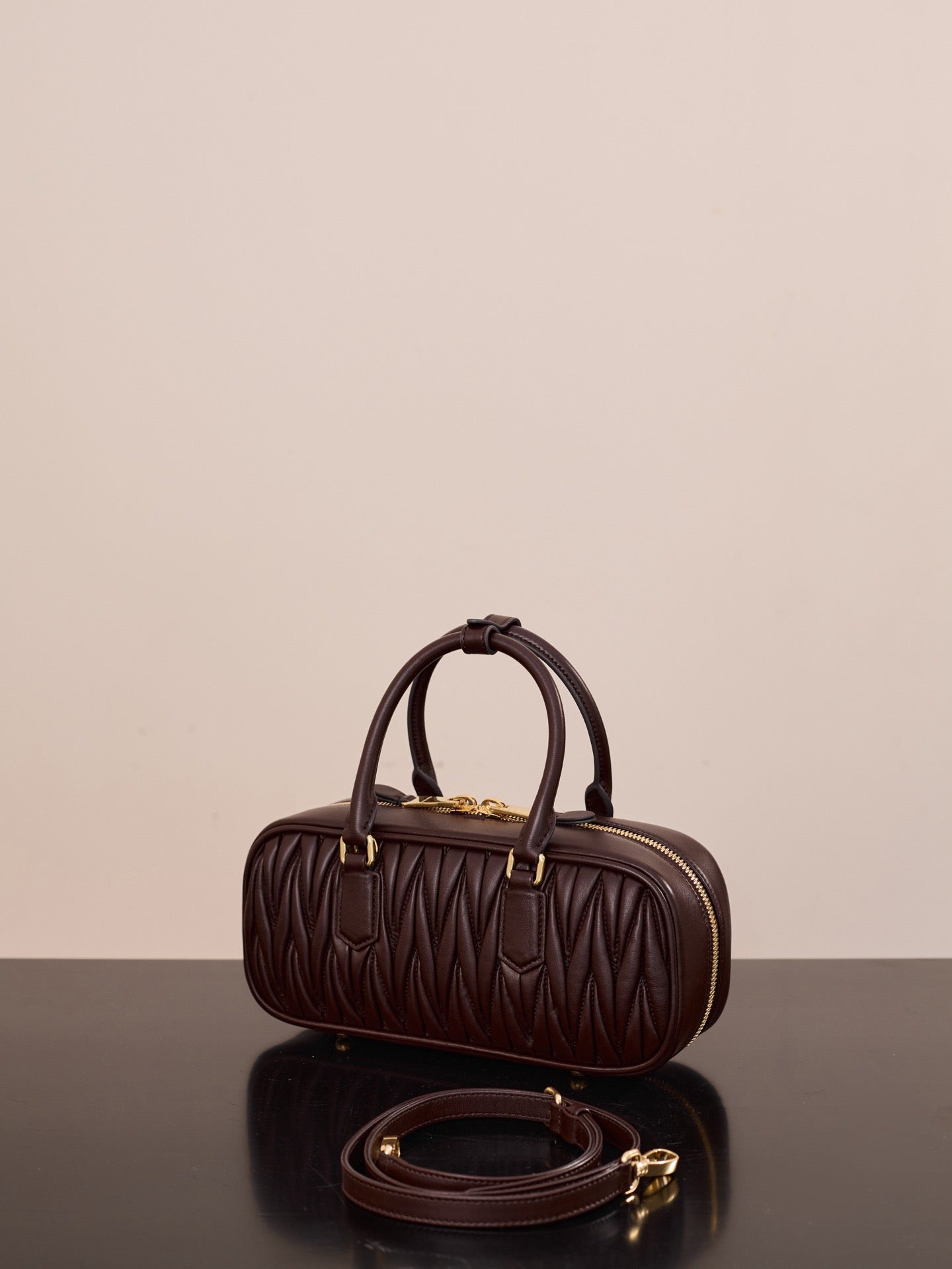 미우미우 아르카디 마테라쎄 나파 레더 숄더백 (다크 브라운)