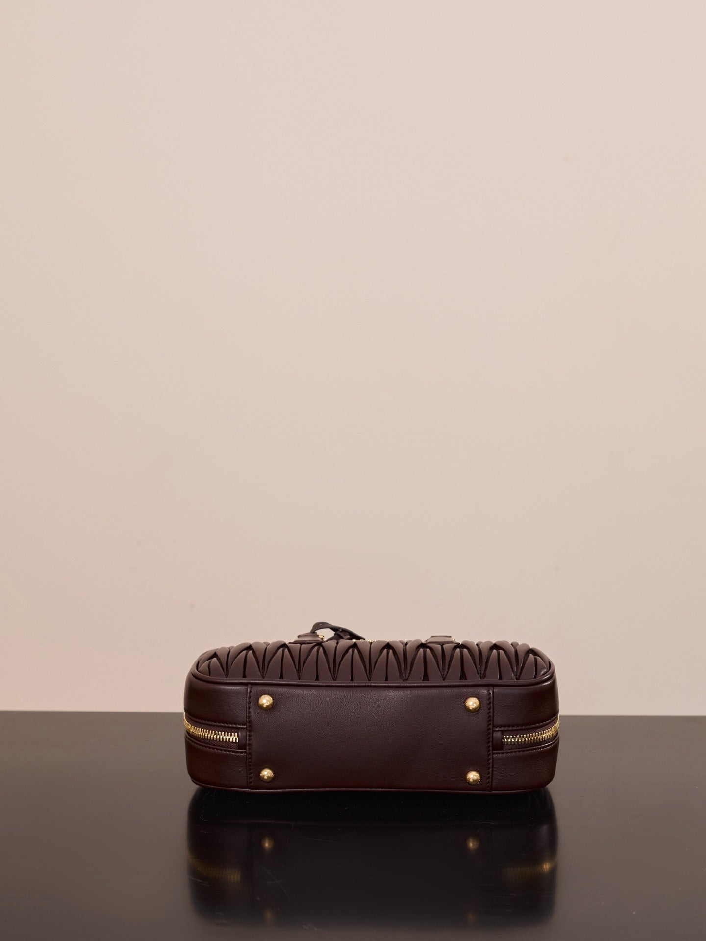 미우미우 아르카디 마테라쎄 나파 레더 숄더백 (다크 브라운)