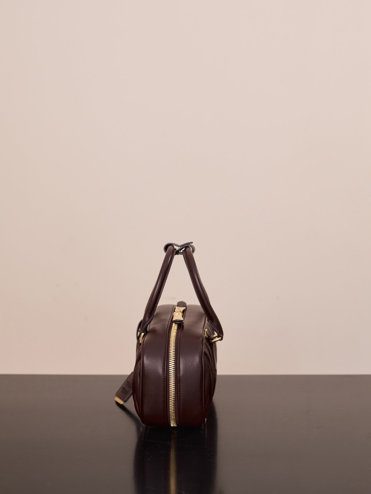 미우미우 아르카디 마테라쎄 나파 레더 숄더백 (다크 브라운)