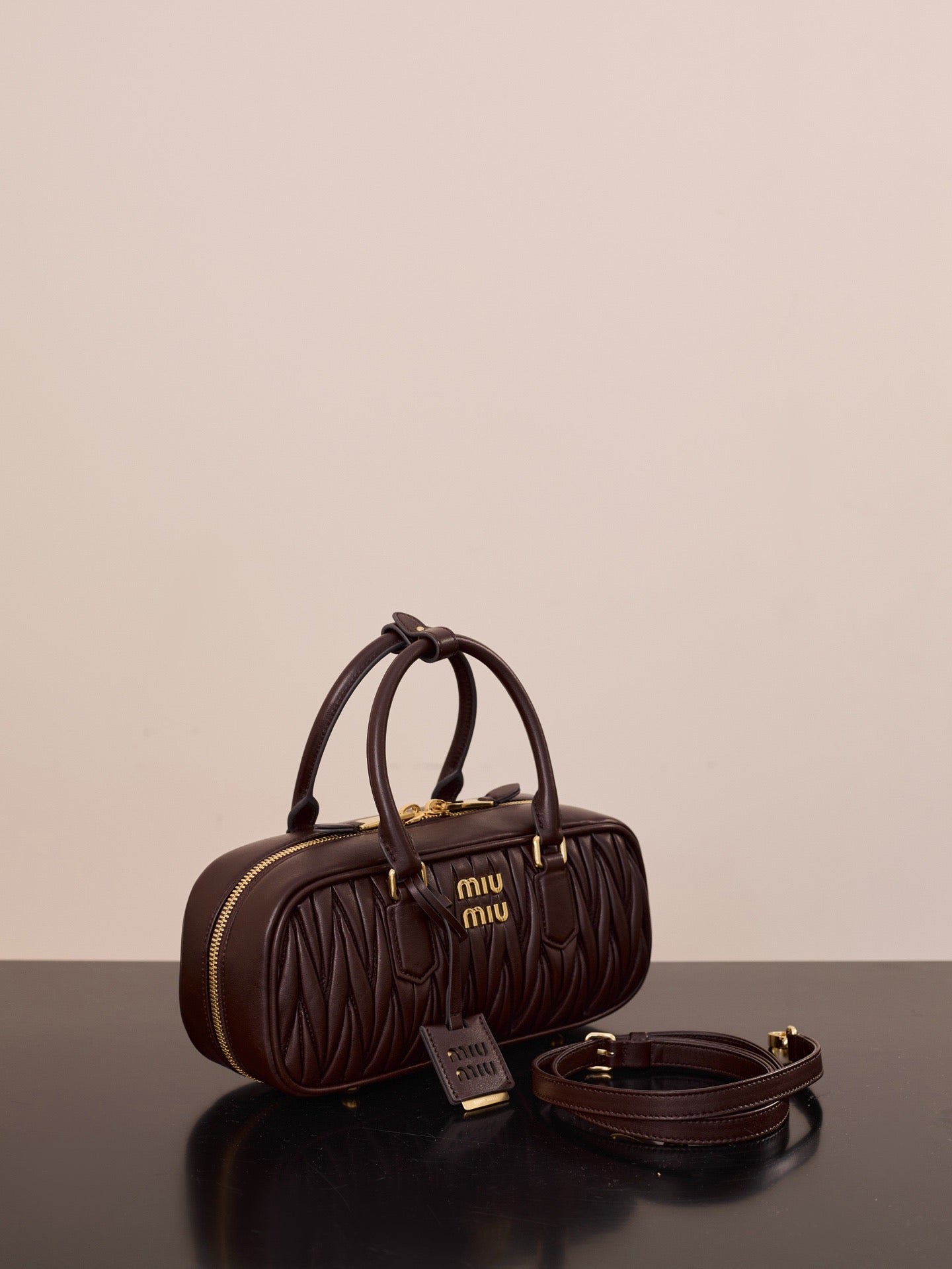 미우미우 아르카디 마테라쎄 나파 레더 숄더백 (다크 브라운)