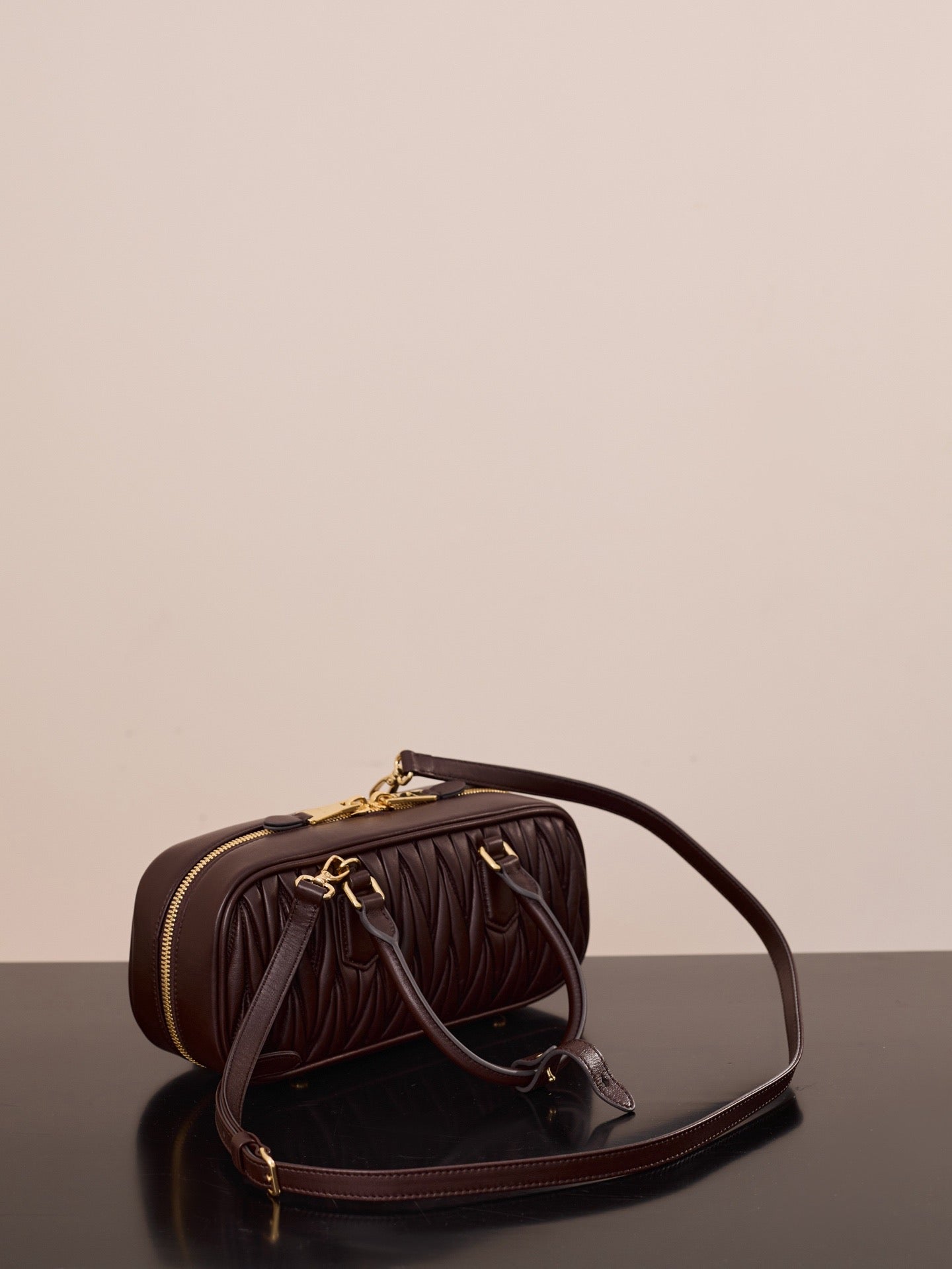 미우미우 아르카디 마테라쎄 나파 레더 숄더백 (다크 브라운)