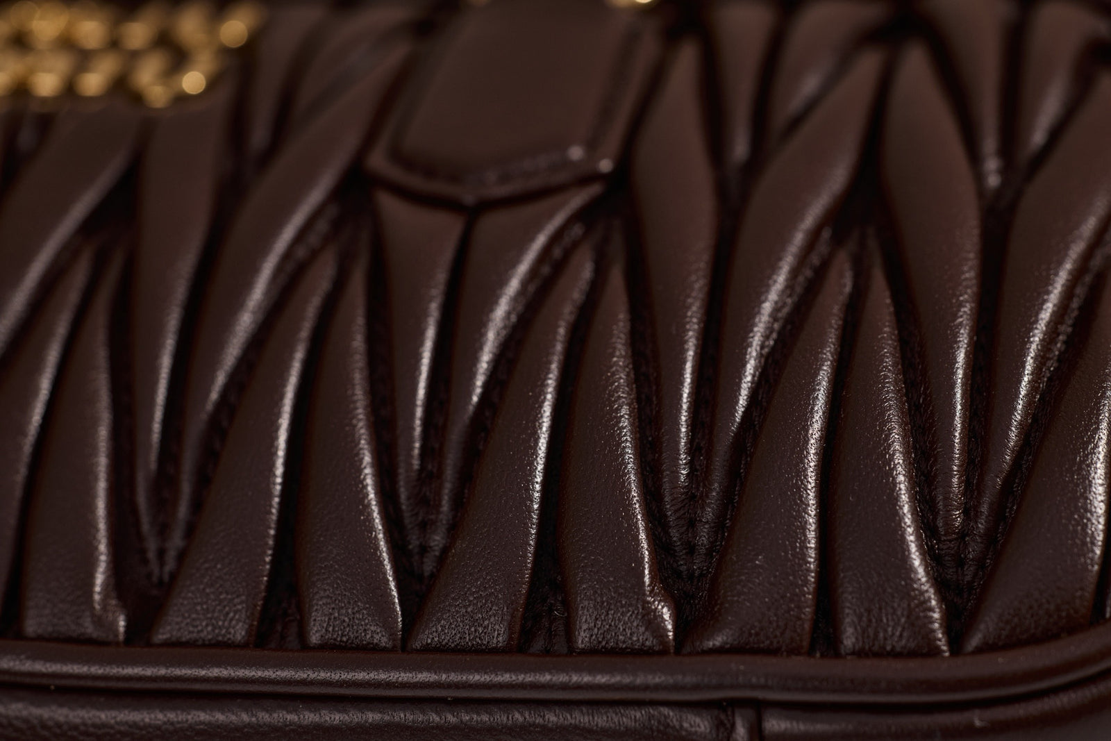 미우미우 아르카디 마테라쎄 나파 레더 숄더백 (다크 브라운)