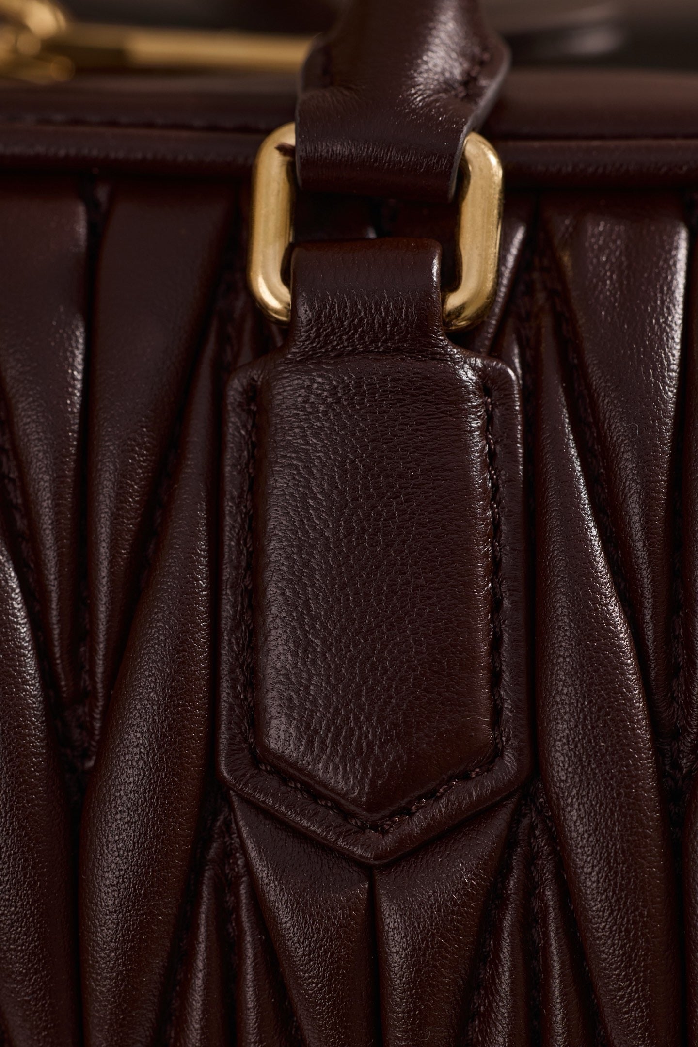 미우미우 아르카디 마테라쎄 나파 레더 숄더백 (다크 브라운)