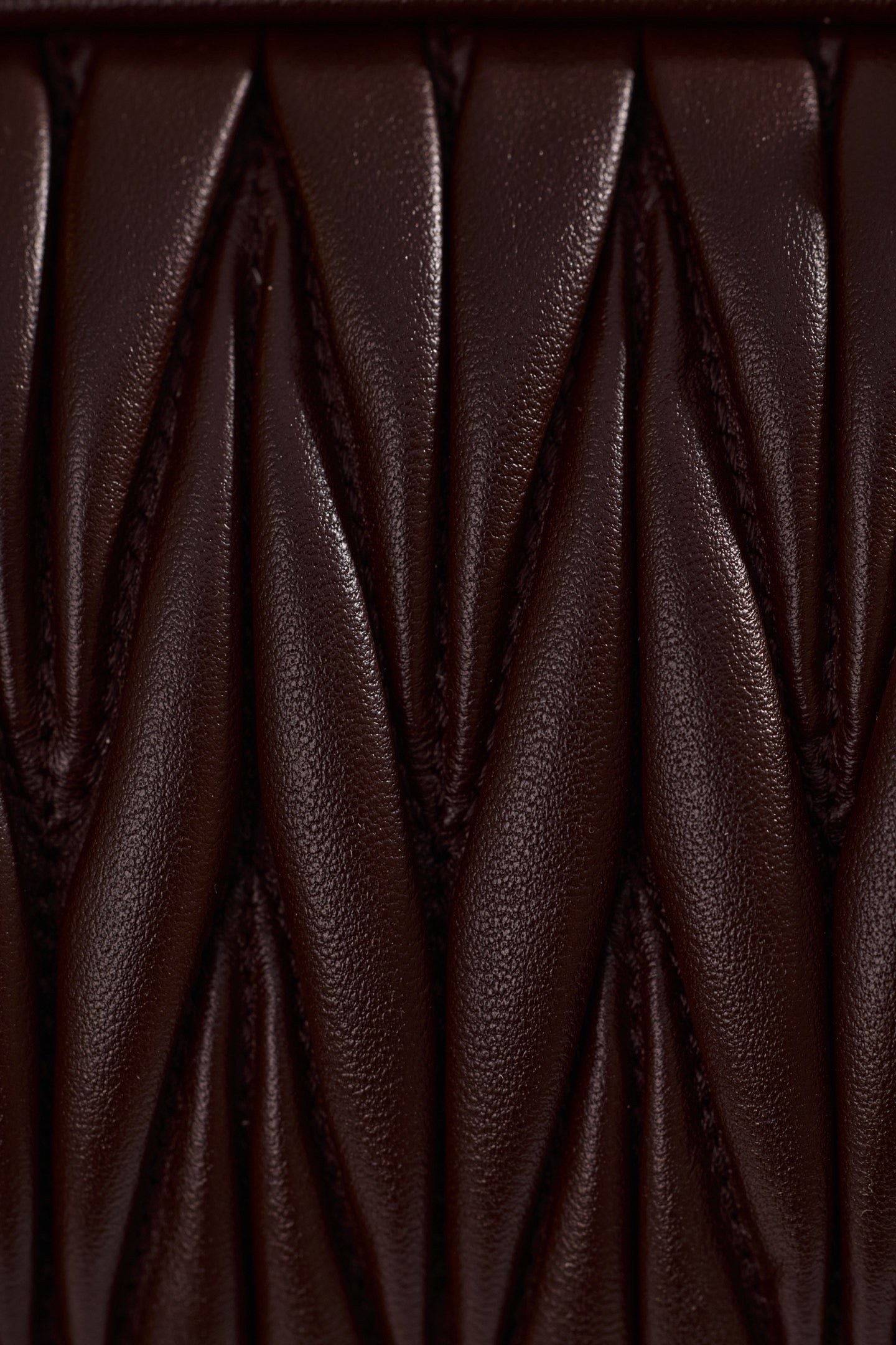 미우미우 아르카디 마테라쎄 나파 레더 숄더백 (다크 브라운)