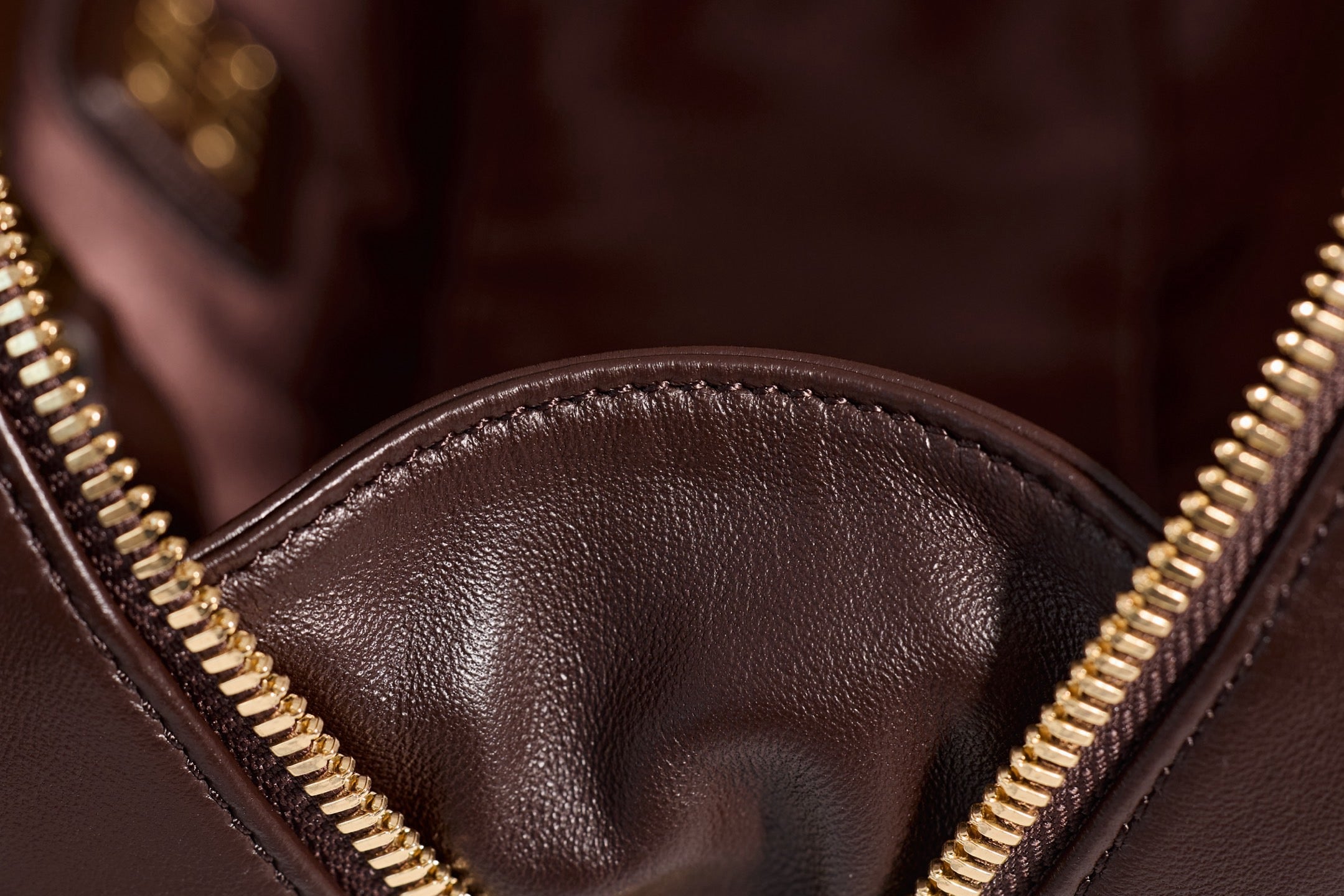 미우미우 아르카디 마테라쎄 나파 레더 숄더백 (다크 브라운)