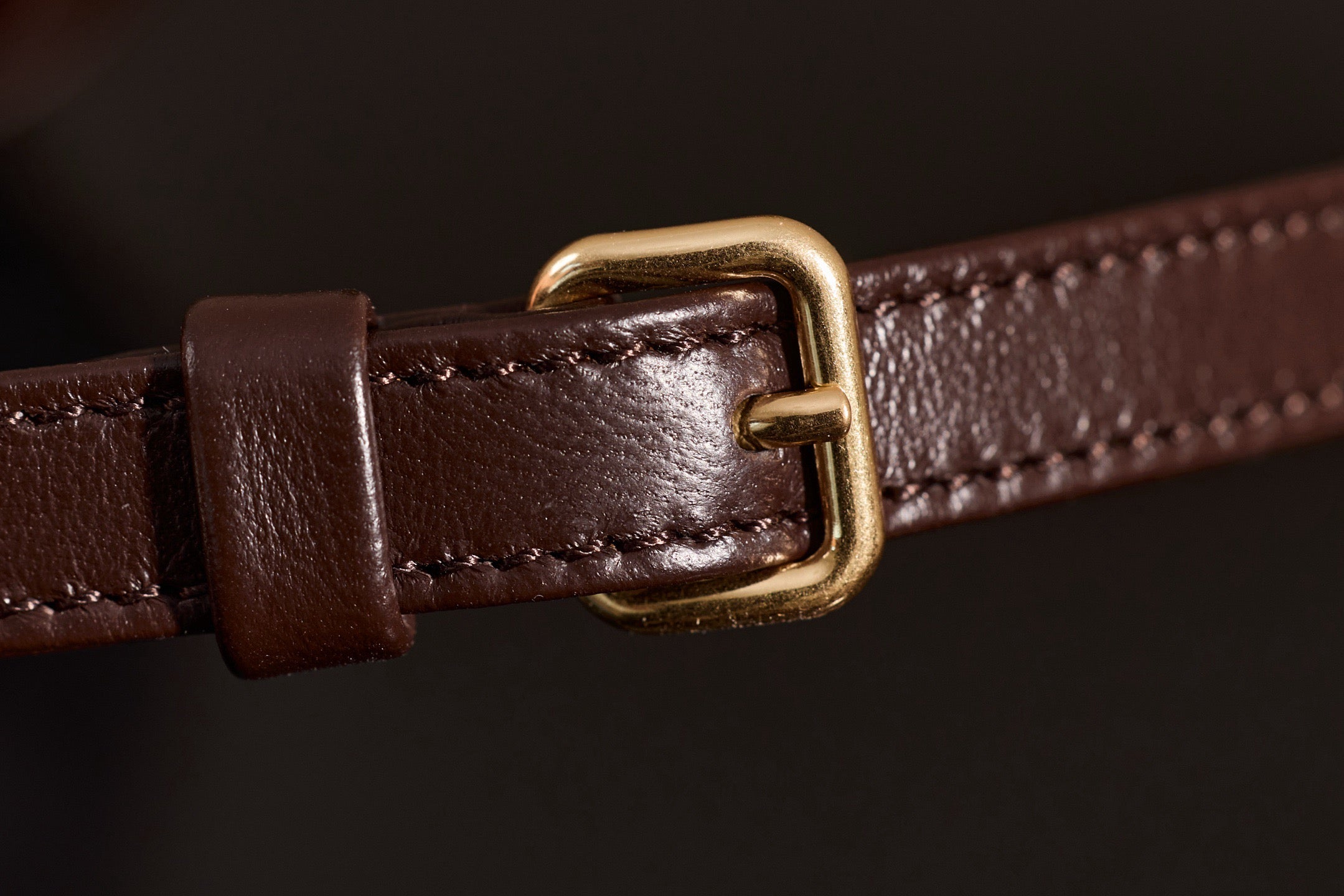 미우미우 아르카디 마테라쎄 나파 레더 숄더백 (다크 브라운)