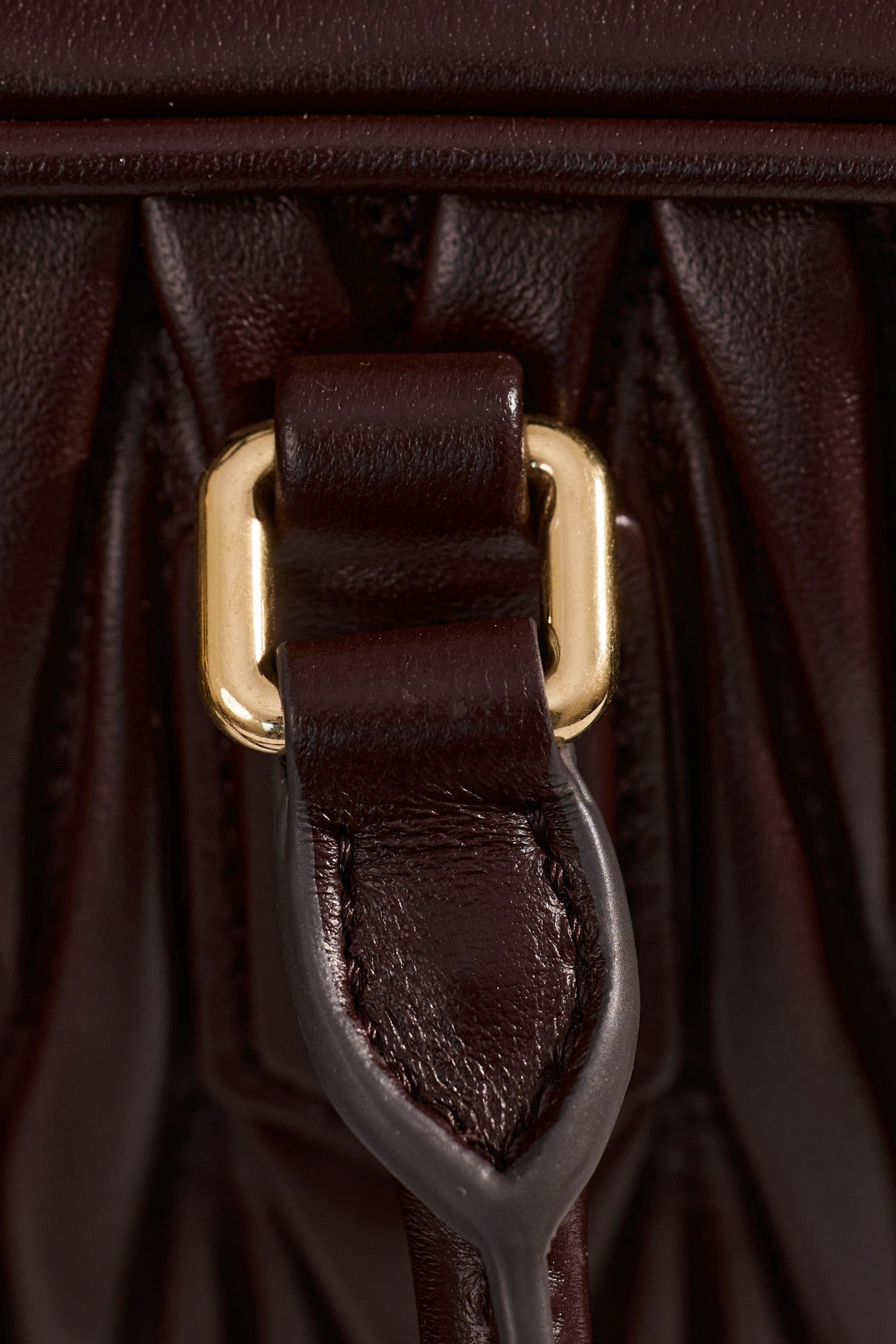 미우미우 아르카디 마테라쎄 나파 레더 숄더백 (다크 브라운)