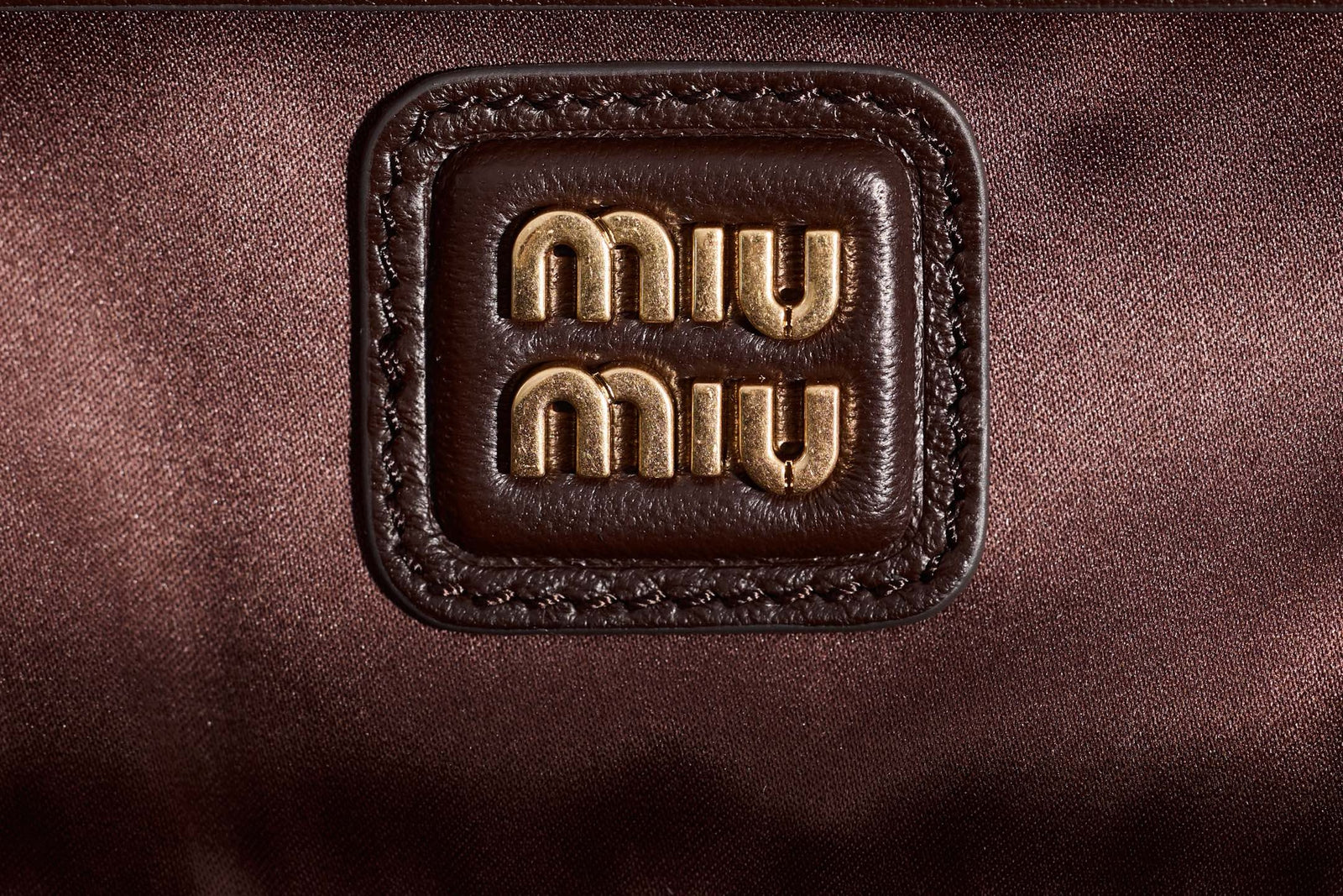 미우미우 아르카디 마테라쎄 나파 레더 숄더백 (다크 브라운)