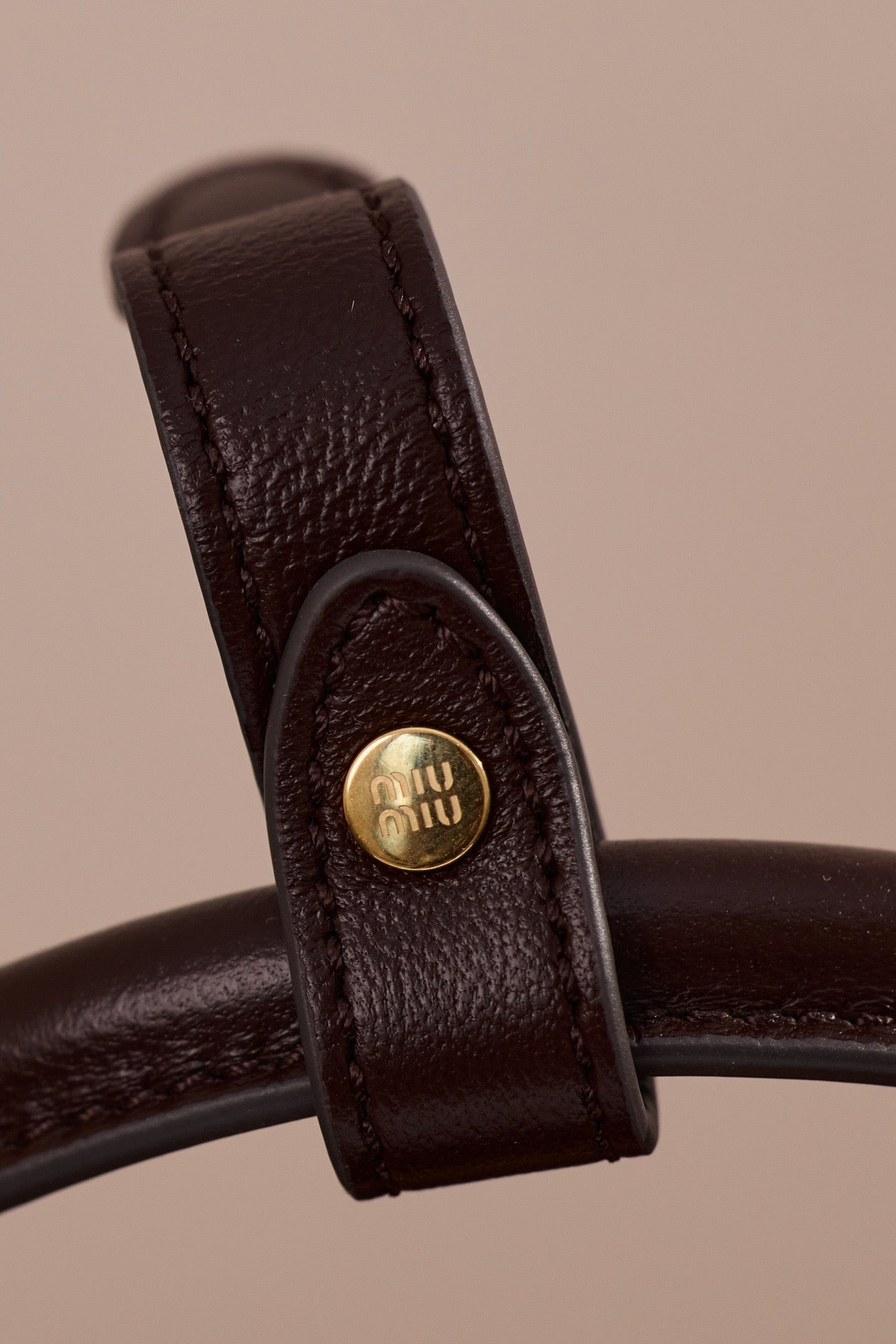 미우미우 아르카디 마테라쎄 나파 레더 숄더백 (다크 브라운)