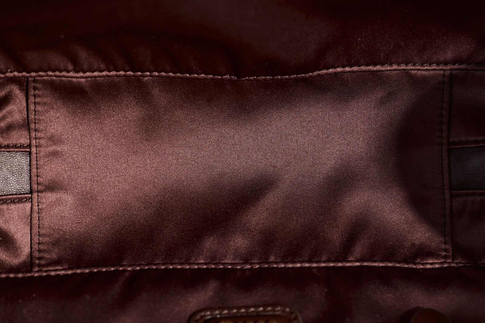 미우미우 아르카디 마테라쎄 나파 레더 숄더백 (다크 브라운)