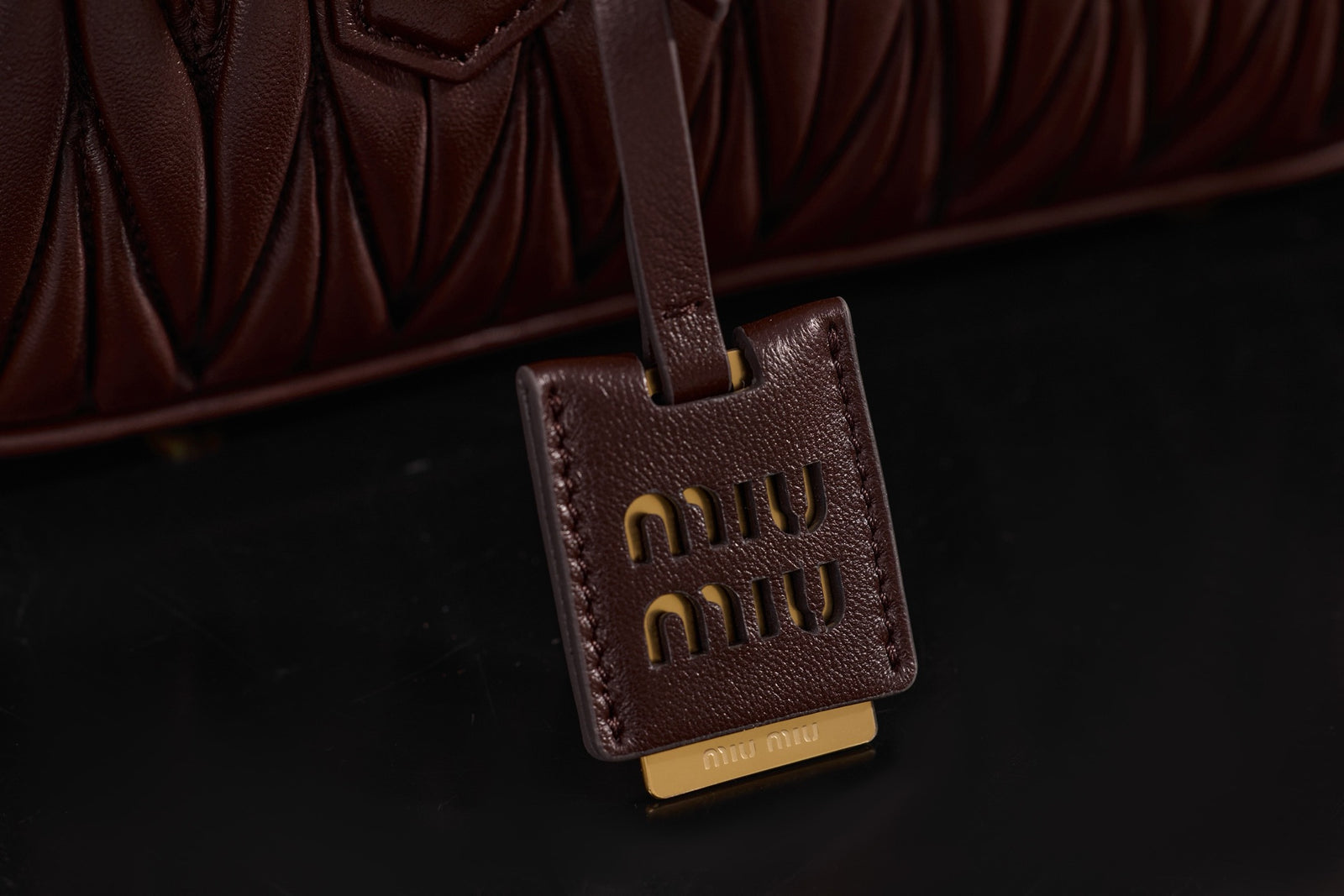 미우미우 아르카디 마테라쎄 나파 레더 숄더백 (다크 브라운)