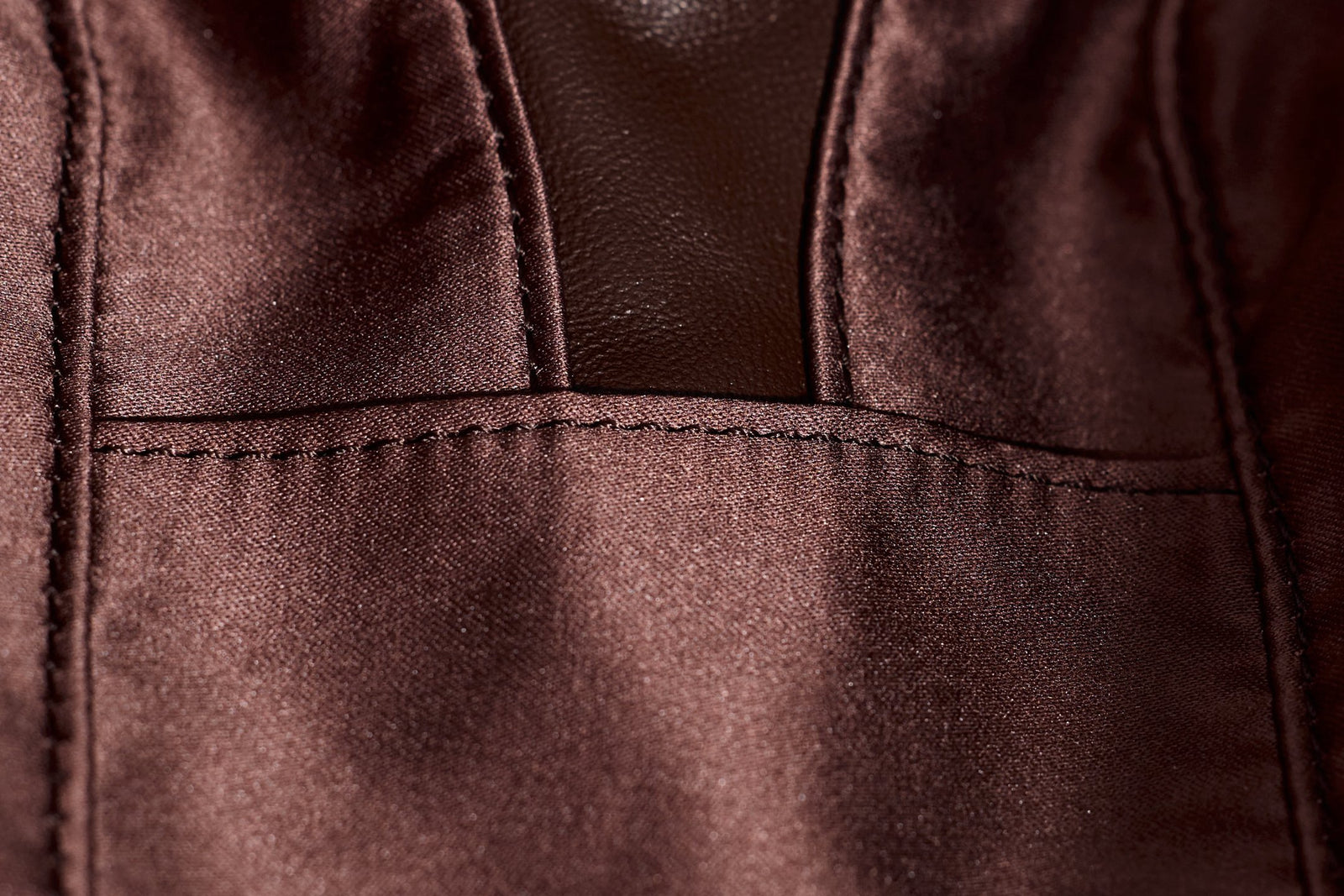 미우미우 아르카디 마테라쎄 나파 레더 숄더백 (다크 브라운)