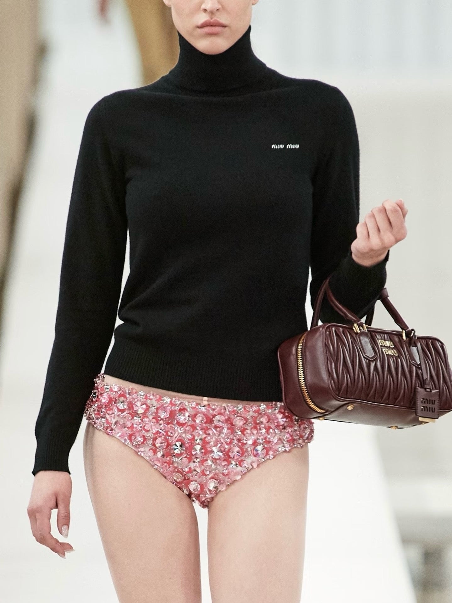 미우미우 아르카디 마테라쎄 나파 레더 숄더백 (다크 브라운)