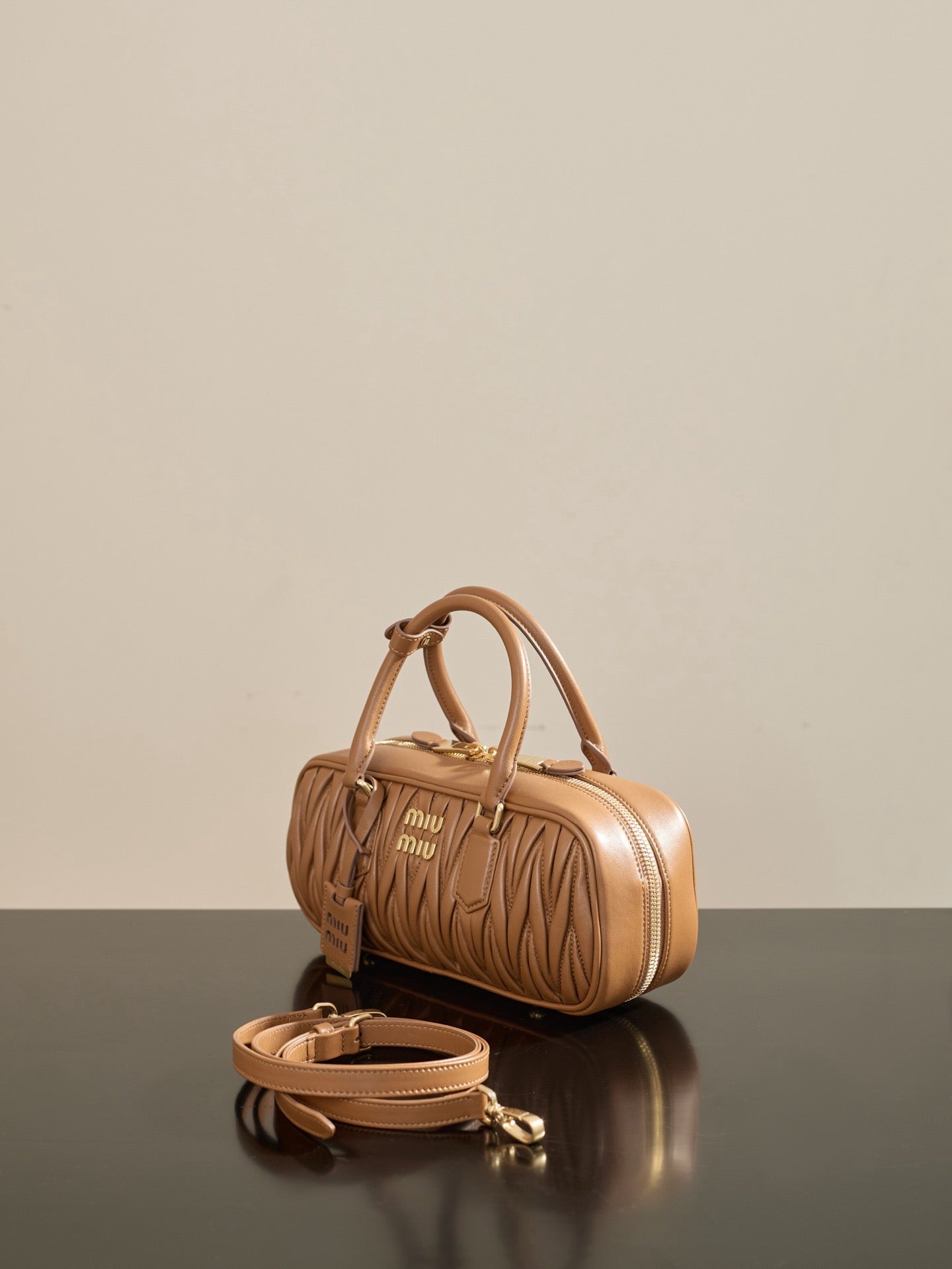 미우미우 아르카디 마테라쎄 나파 레더 숄더백 (브라운)