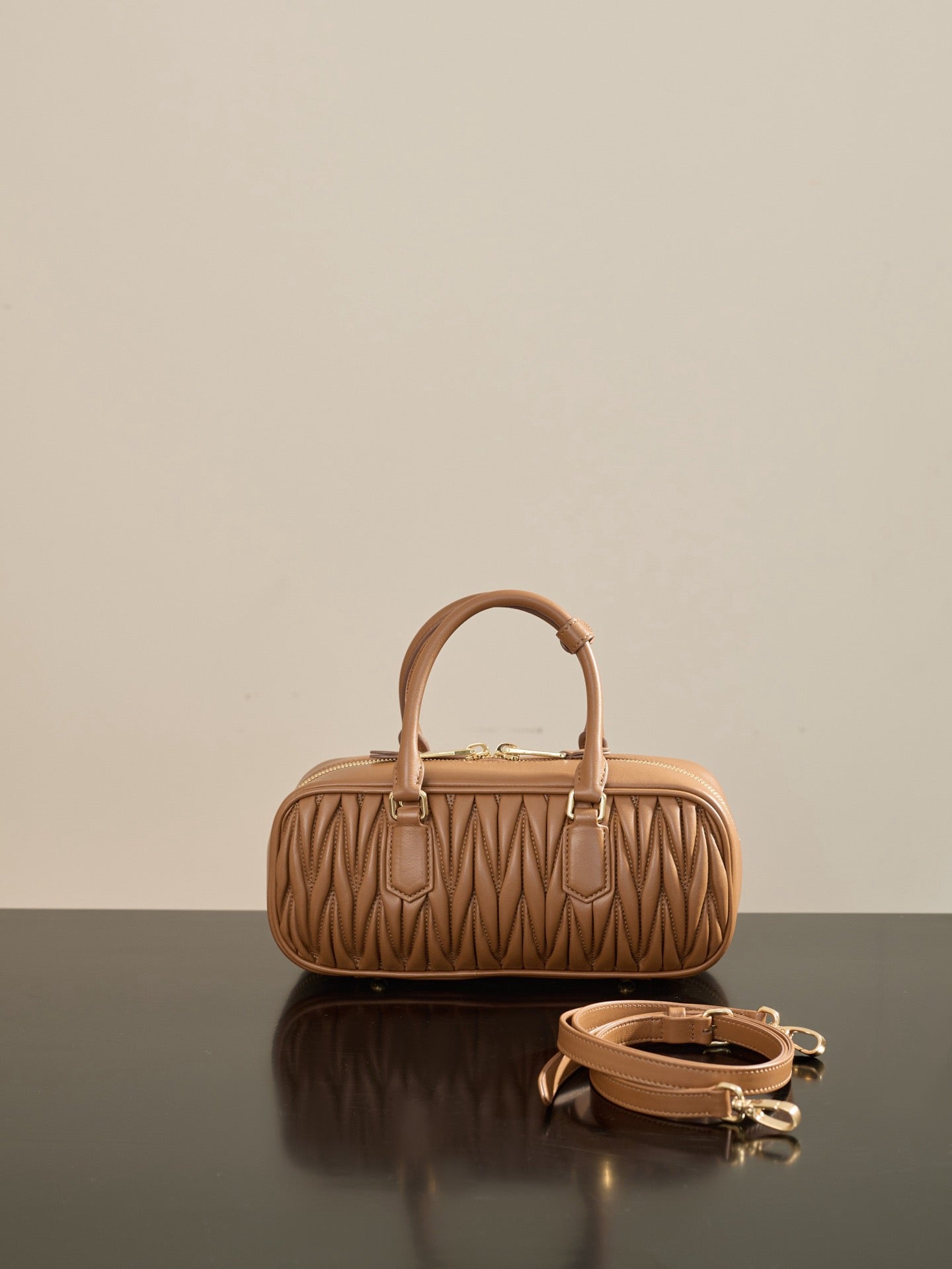 미우미우 아르카디 마테라쎄 나파 레더 숄더백 (브라운)