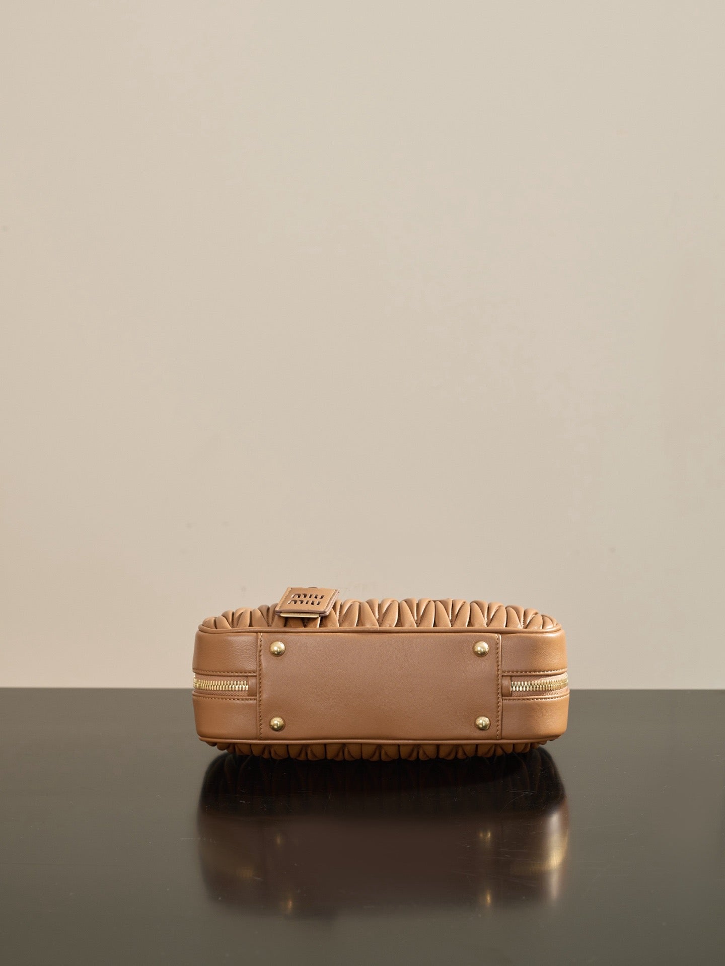 미우미우 아르카디 마테라쎄 나파 레더 숄더백 (브라운)