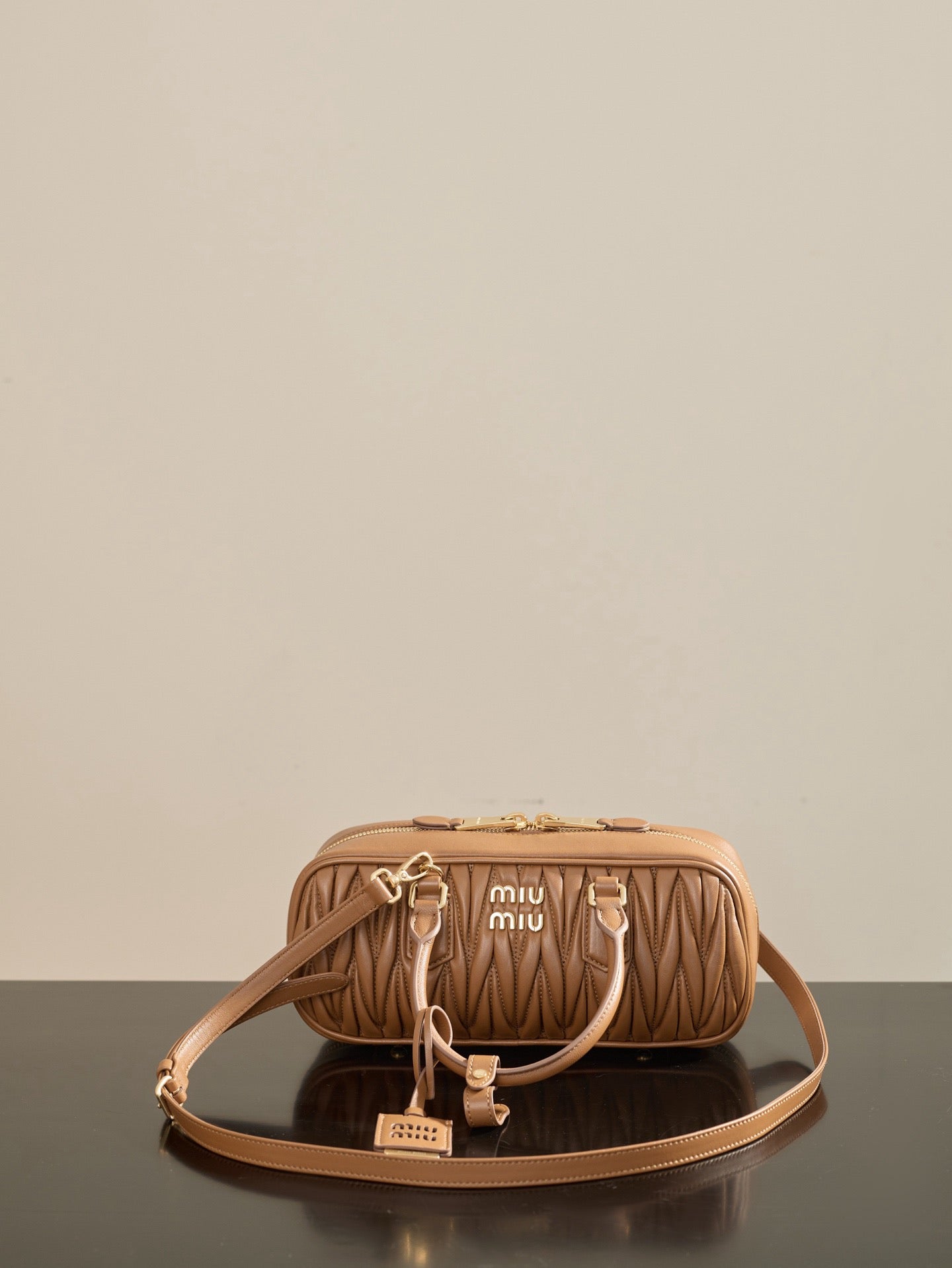 미우미우 아르카디 마테라쎄 나파 레더 숄더백 (브라운)