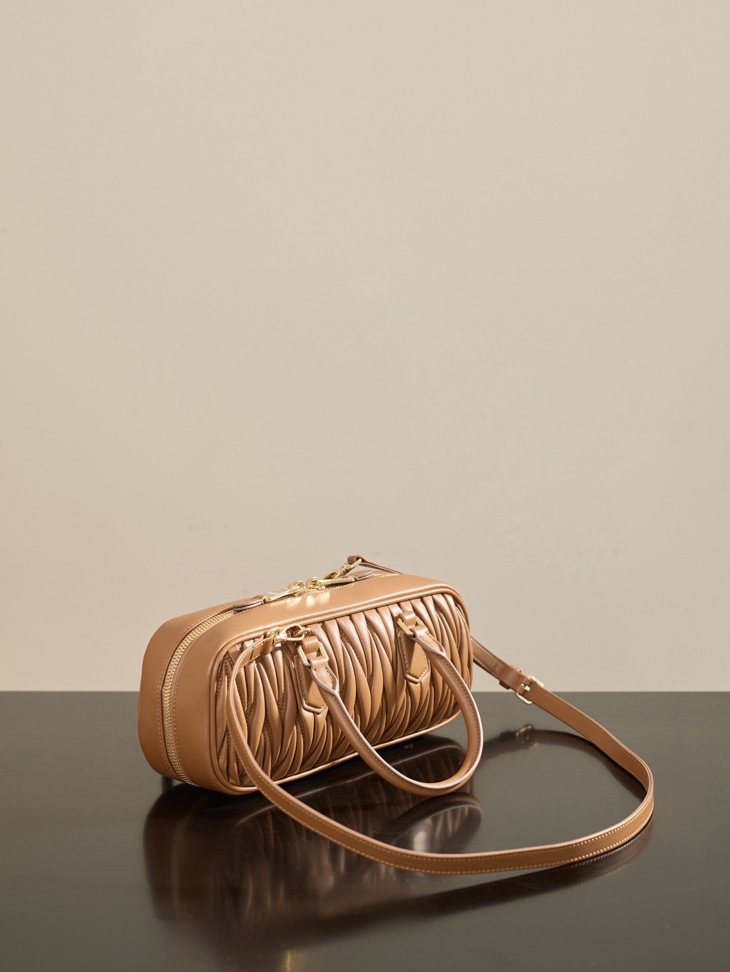 미우미우 아르카디 마테라쎄 나파 레더 숄더백 (브라운)