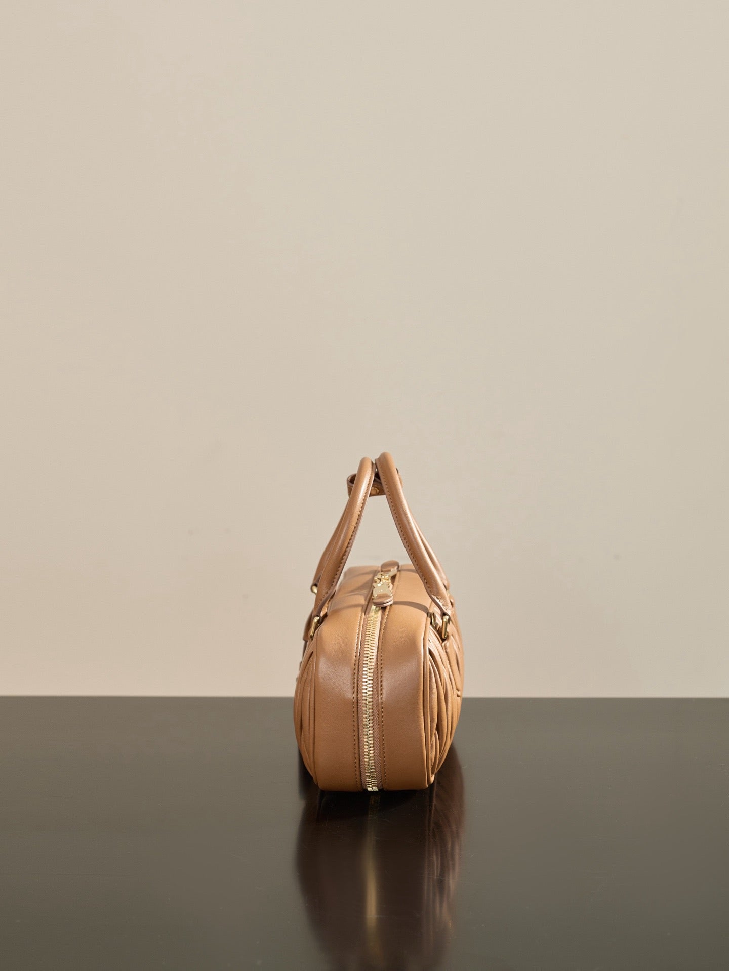 미우미우 아르카디 마테라쎄 나파 레더 숄더백 (브라운)