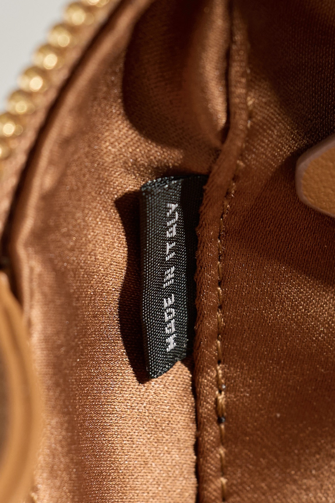 미우미우 아르카디 마테라쎄 나파 레더 숄더백 (브라운)