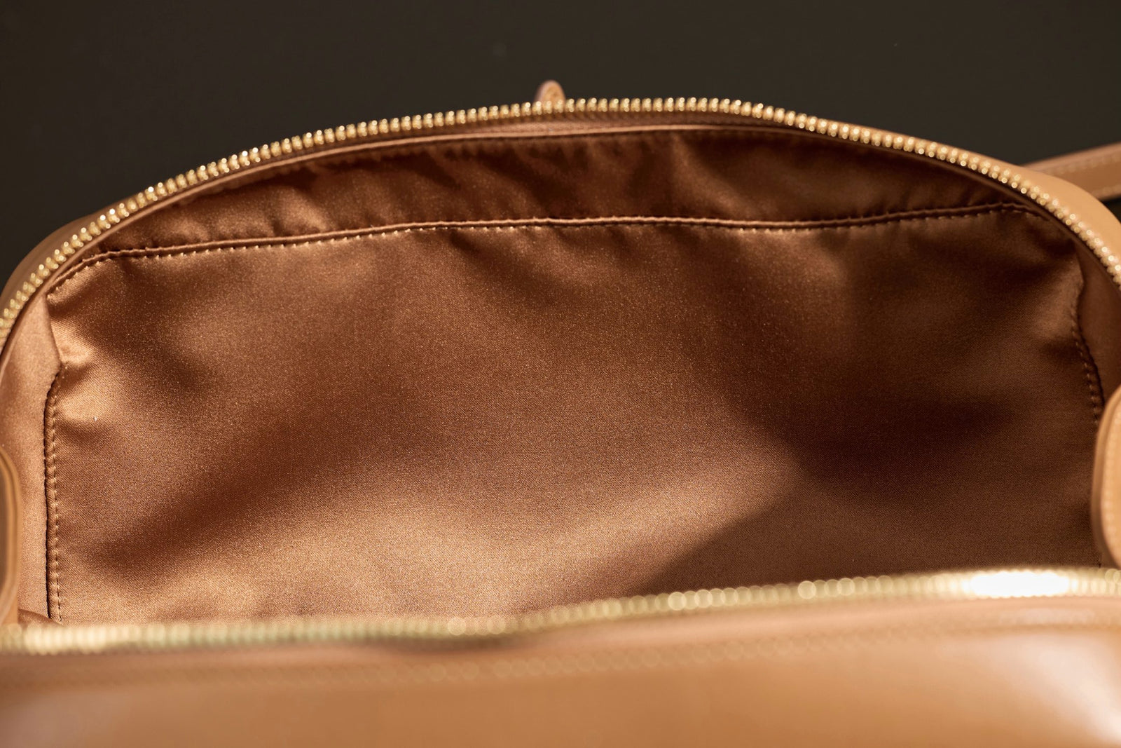 미우미우 아르카디 마테라쎄 나파 레더 숄더백 (브라운)