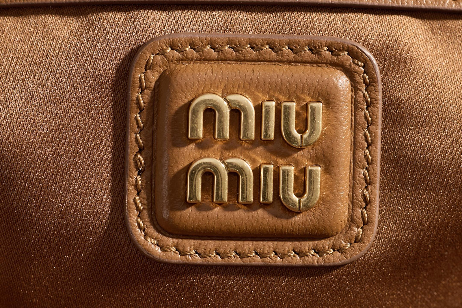 미우미우 아르카디 마테라쎄 나파 레더 숄더백 (브라운)