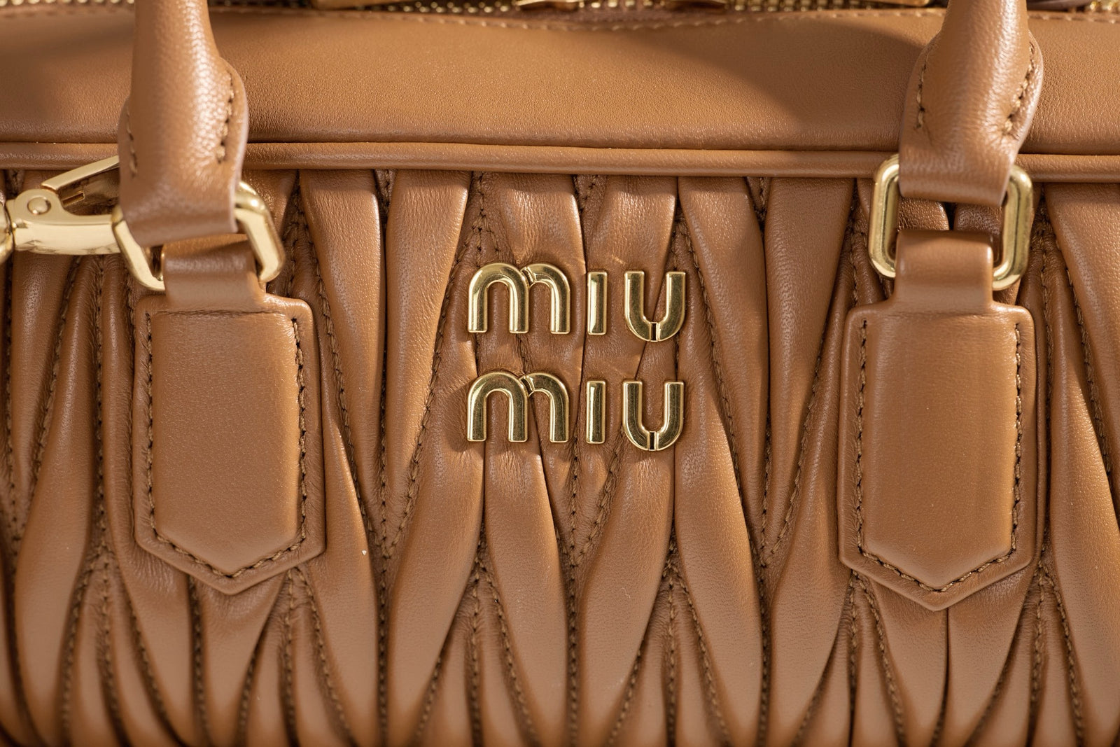 미우미우 아르카디 마테라쎄 나파 레더 숄더백 (브라운)