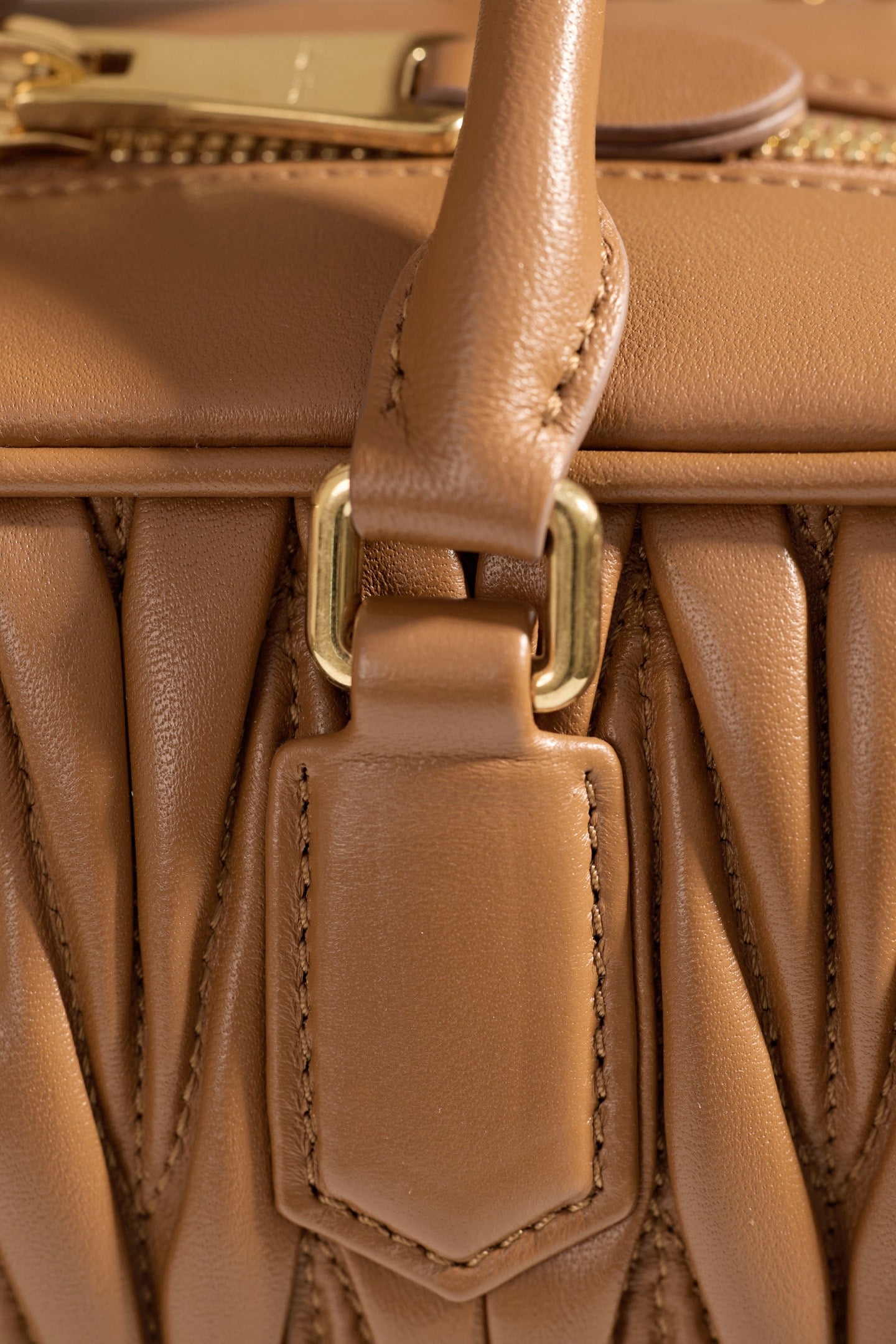 미우미우 아르카디 마테라쎄 나파 레더 숄더백 (브라운)