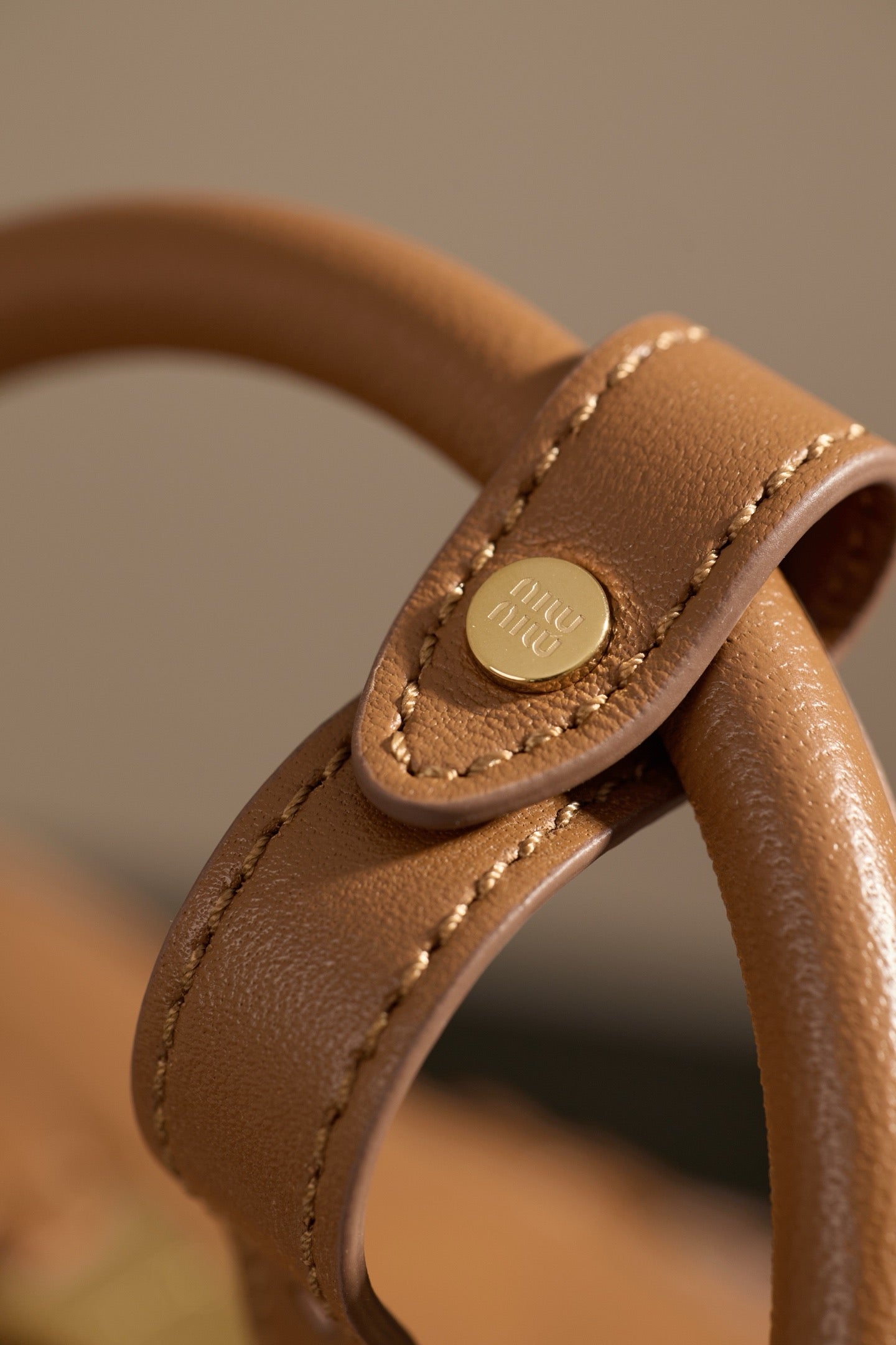 미우미우 아르카디 마테라쎄 나파 레더 숄더백 (브라운)