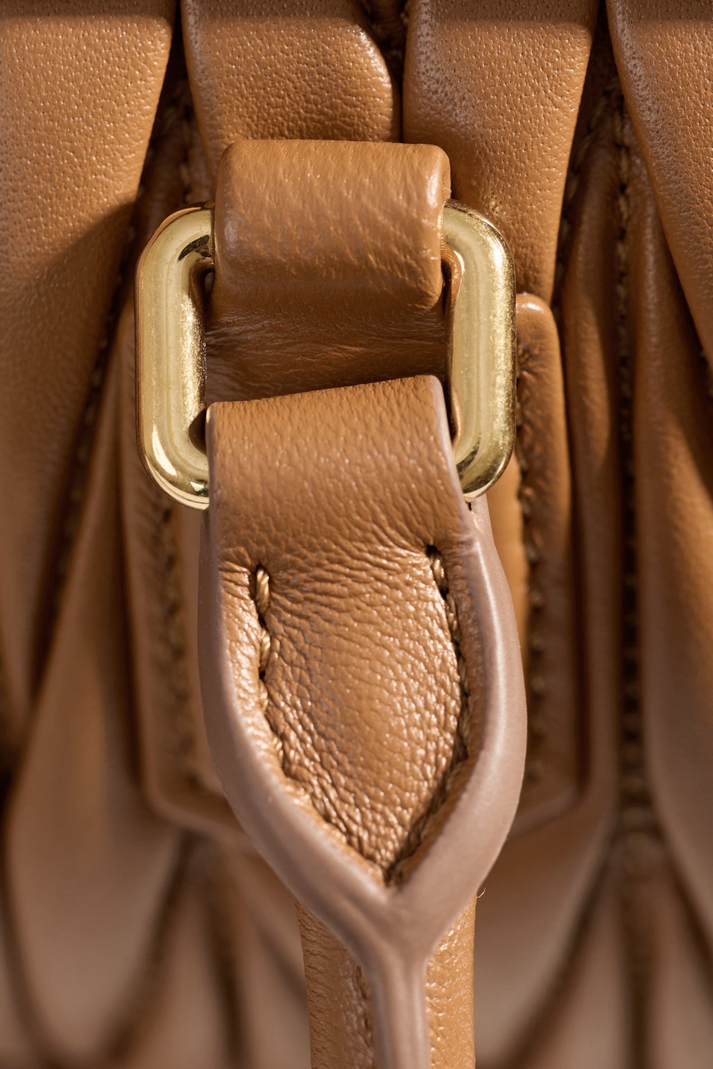 미우미우 아르카디 마테라쎄 나파 레더 숄더백 (브라운)