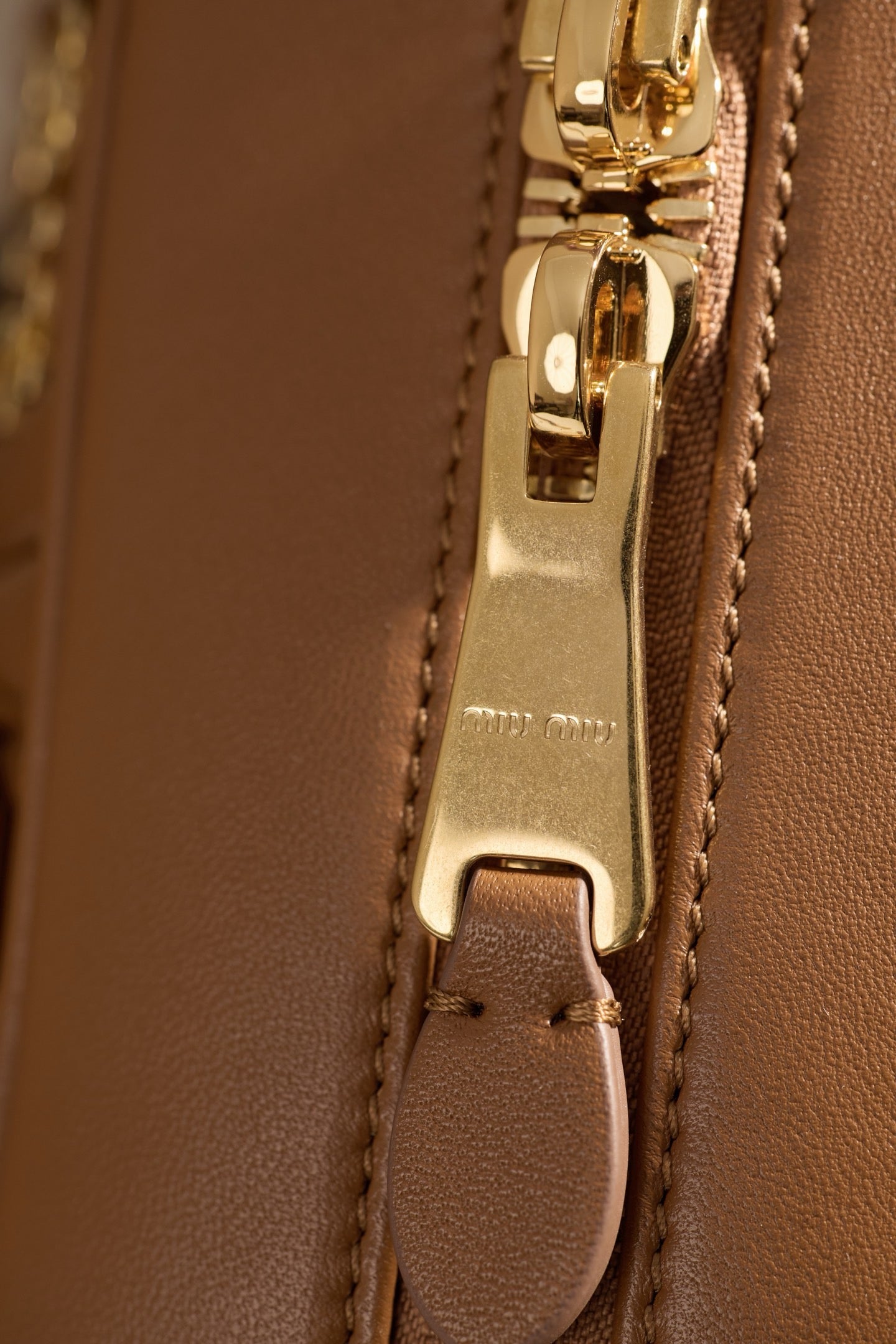 미우미우 아르카디 마테라쎄 나파 레더 숄더백 (브라운)