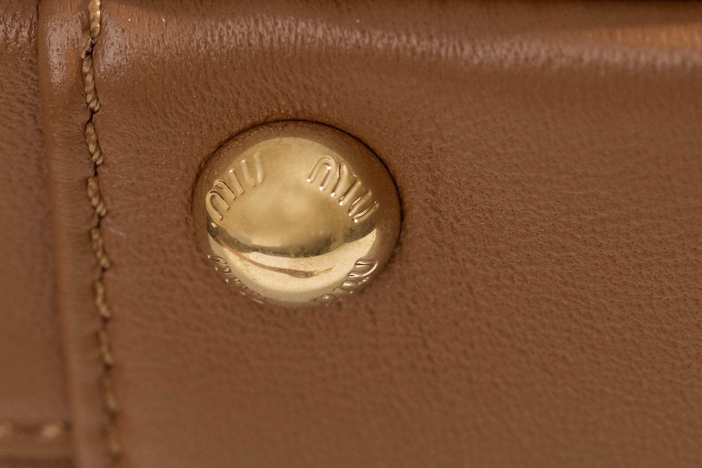 미우미우 아르카디 마테라쎄 나파 레더 숄더백 (브라운)