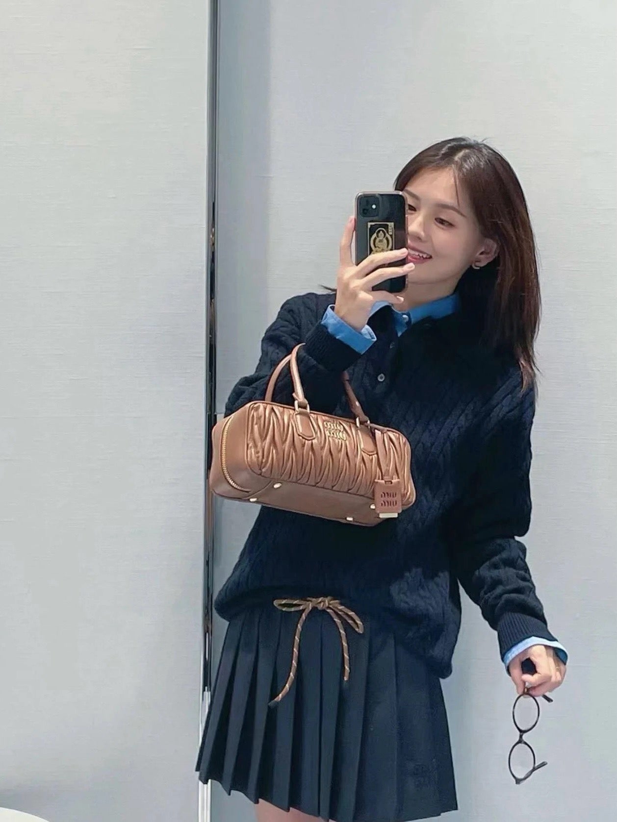 미우미우 아르카디 마테라쎄 나파 레더 숄더백 (브라운)