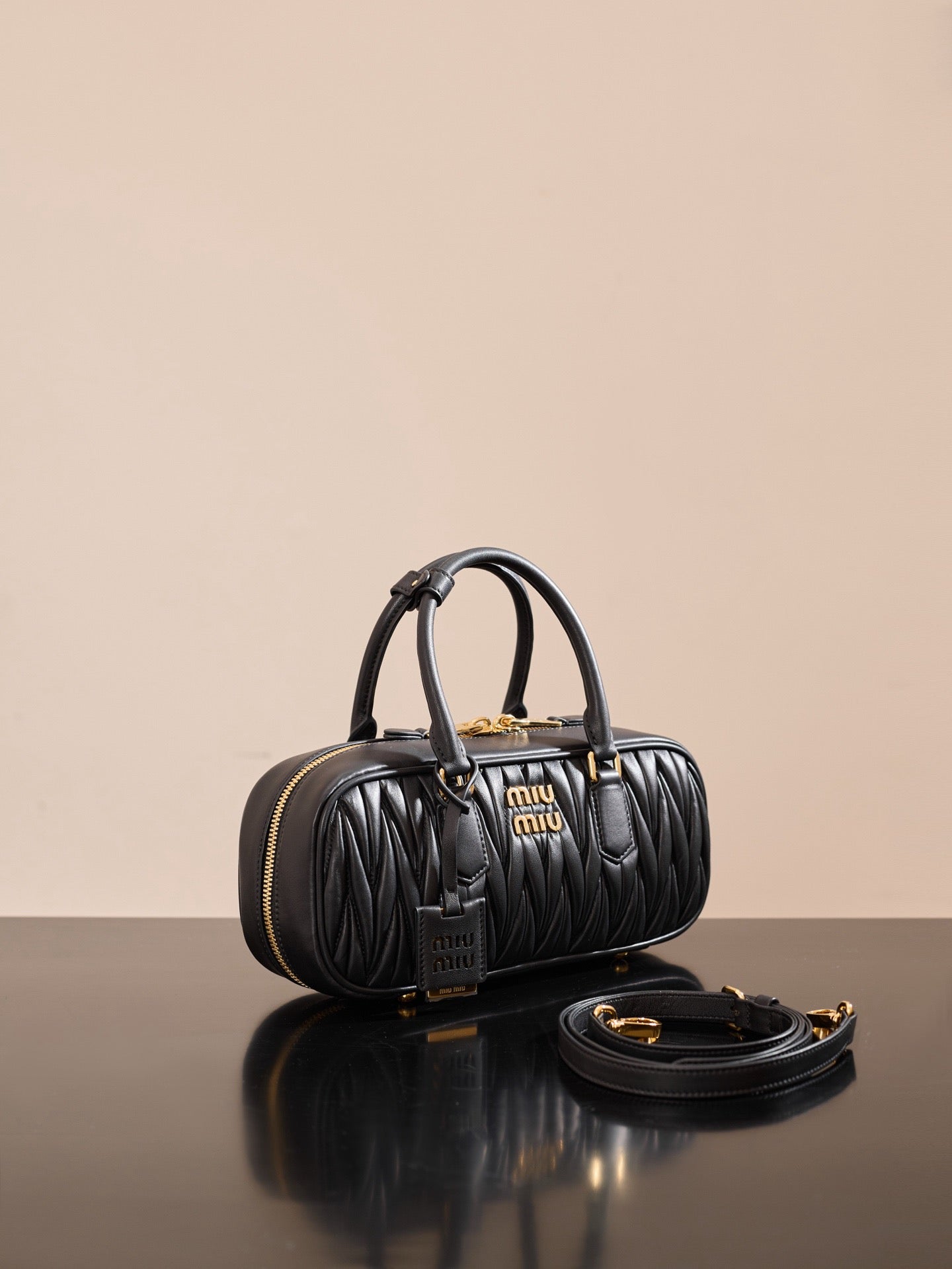 미우미우 아르카디 마테라쎄 나파 레더 숄더백 (블랙)