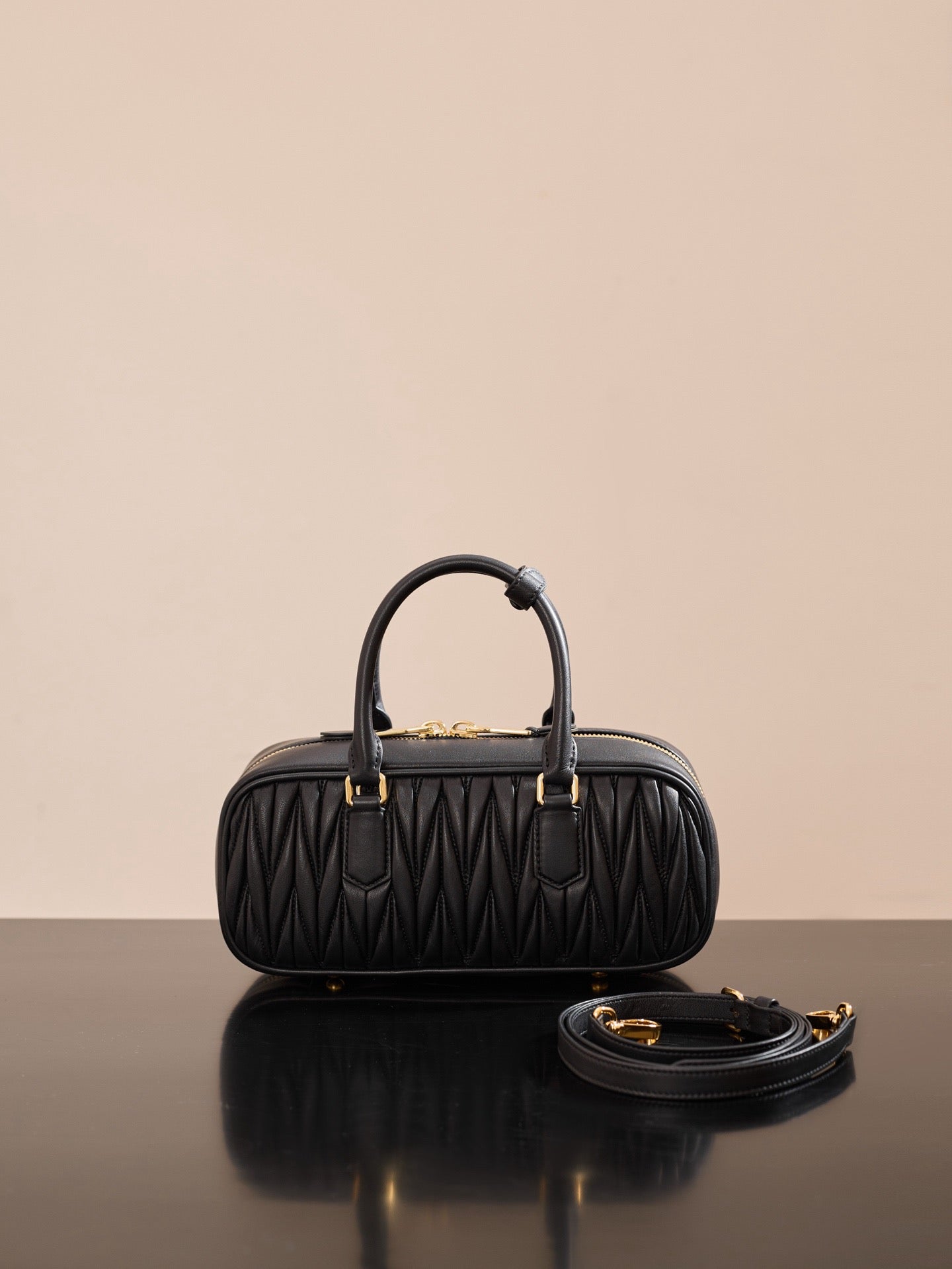 미우미우 아르카디 마테라쎄 나파 레더 숄더백 (블랙)