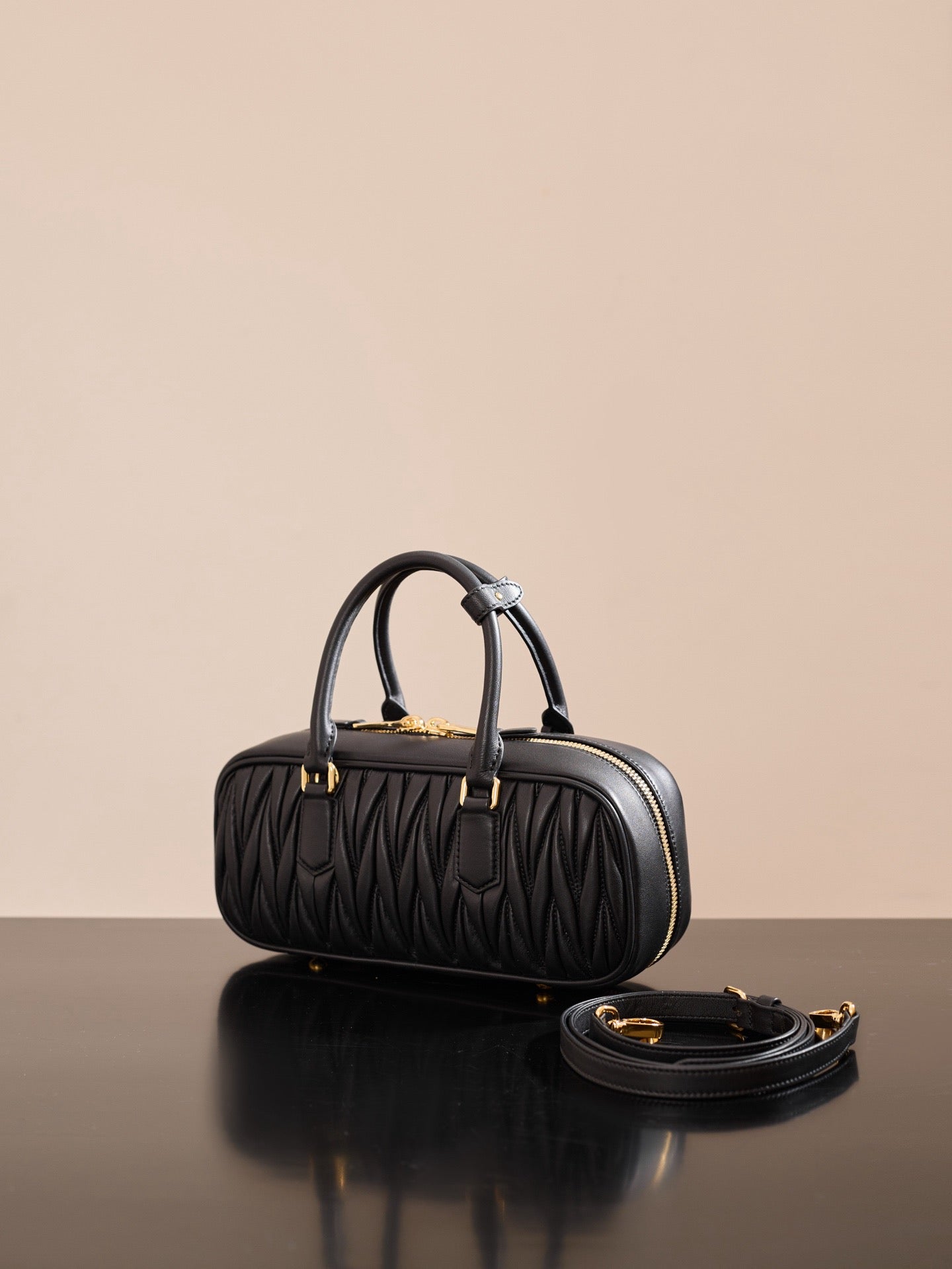 미우미우 아르카디 마테라쎄 나파 레더 숄더백 (블랙)