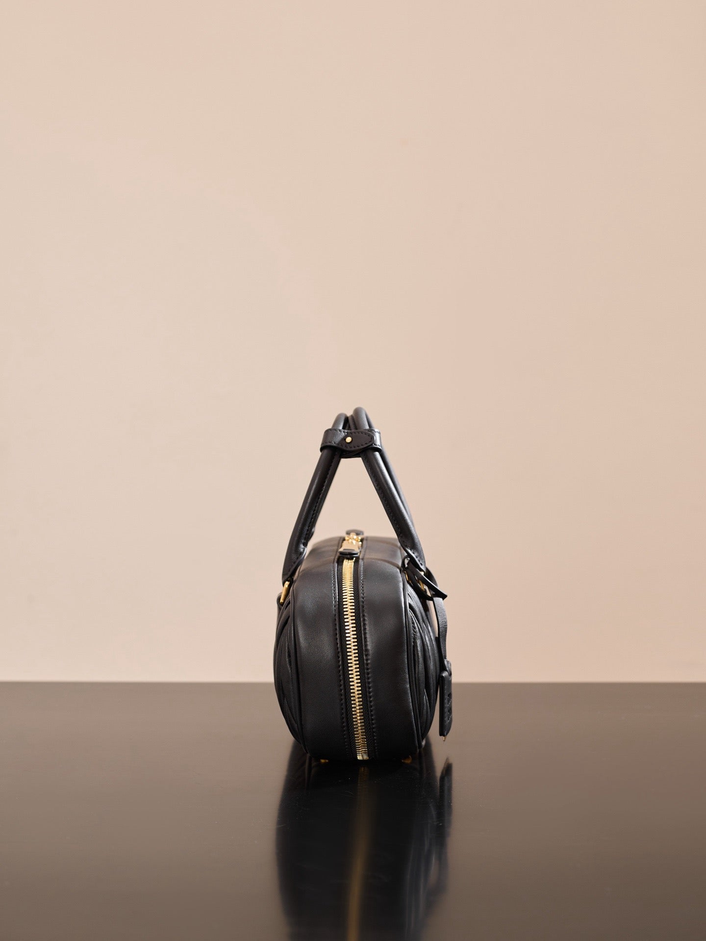 미우미우 아르카디 마테라쎄 나파 레더 숄더백 (블랙)