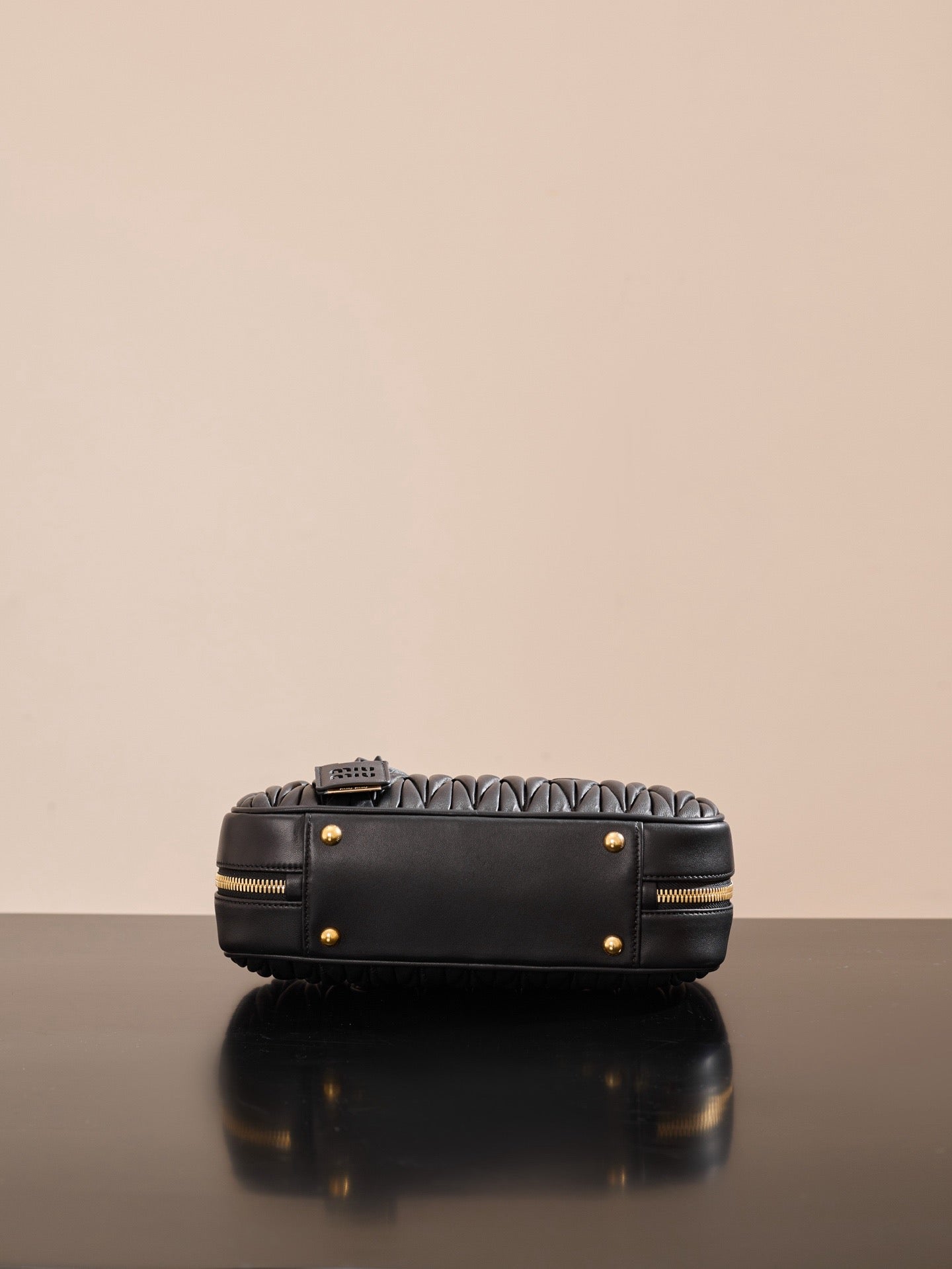 미우미우 아르카디 마테라쎄 나파 레더 숄더백 (블랙)