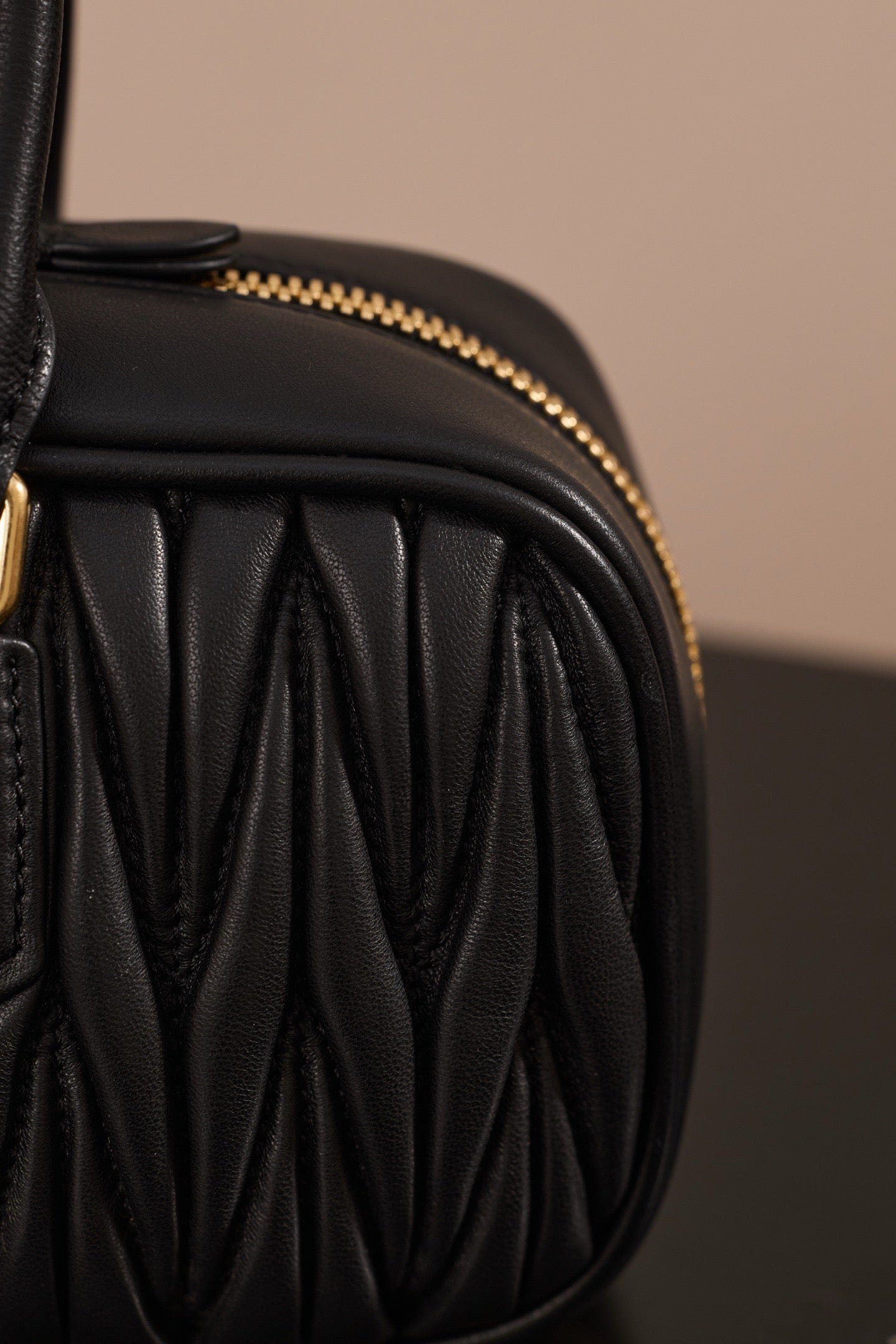 미우미우 아르카디 마테라쎄 나파 레더 숄더백 (블랙)