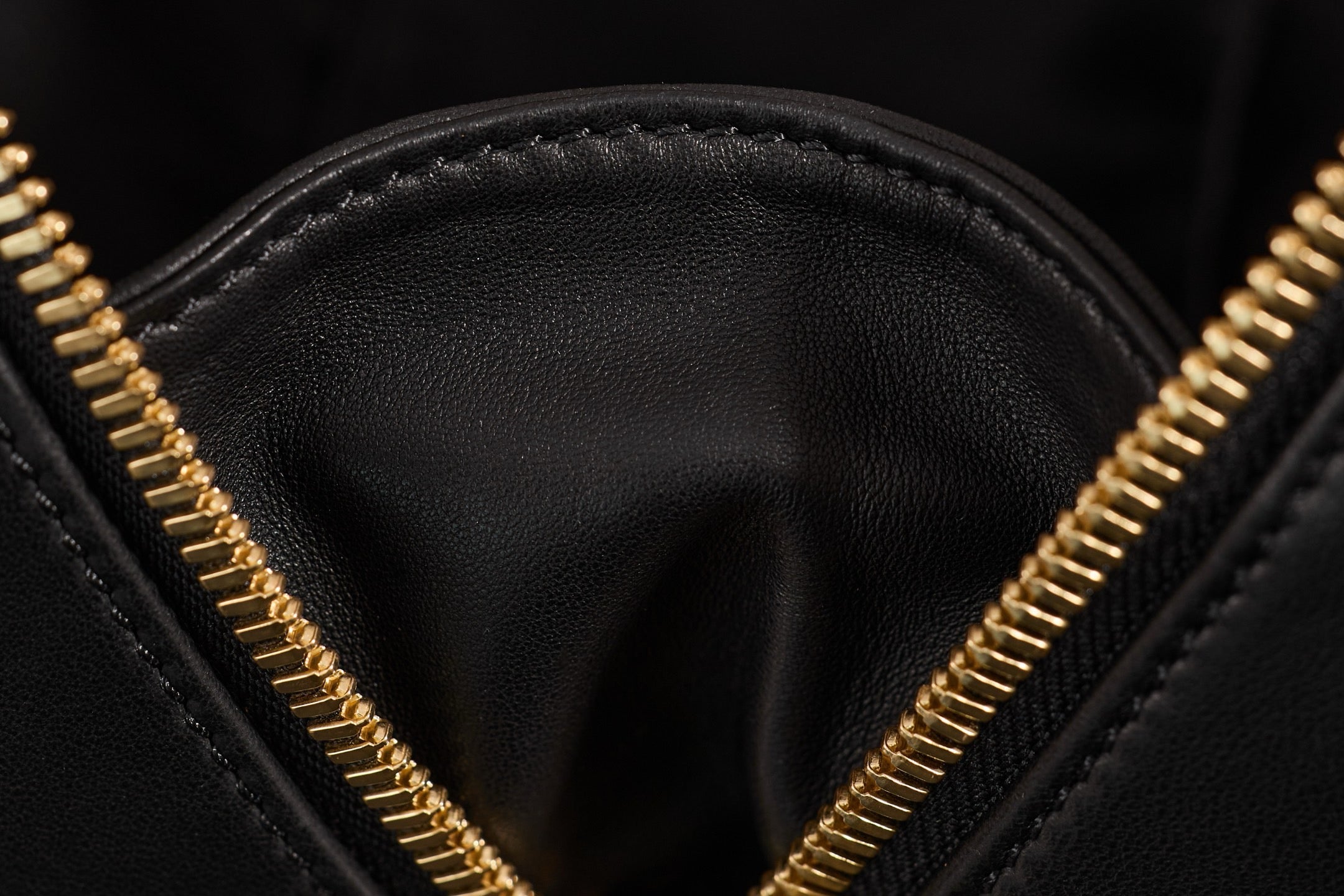 미우미우 아르카디 마테라쎄 나파 레더 숄더백 (블랙)