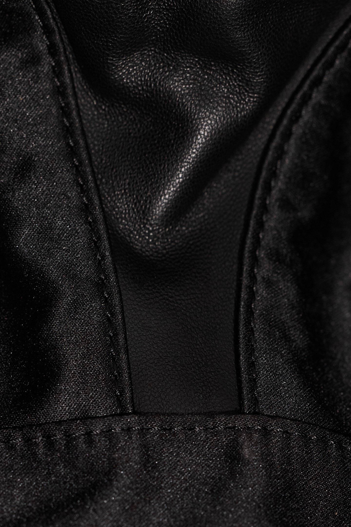 미우미우 아르카디 마테라쎄 나파 레더 숄더백 (블랙)