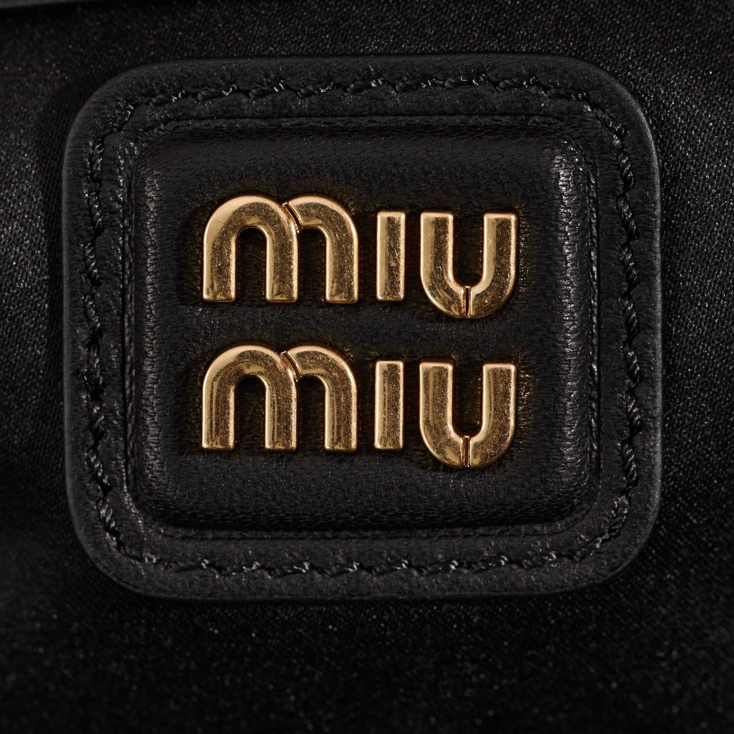 미우미우 아르카디 마테라쎄 나파 레더 숄더백 (블랙)