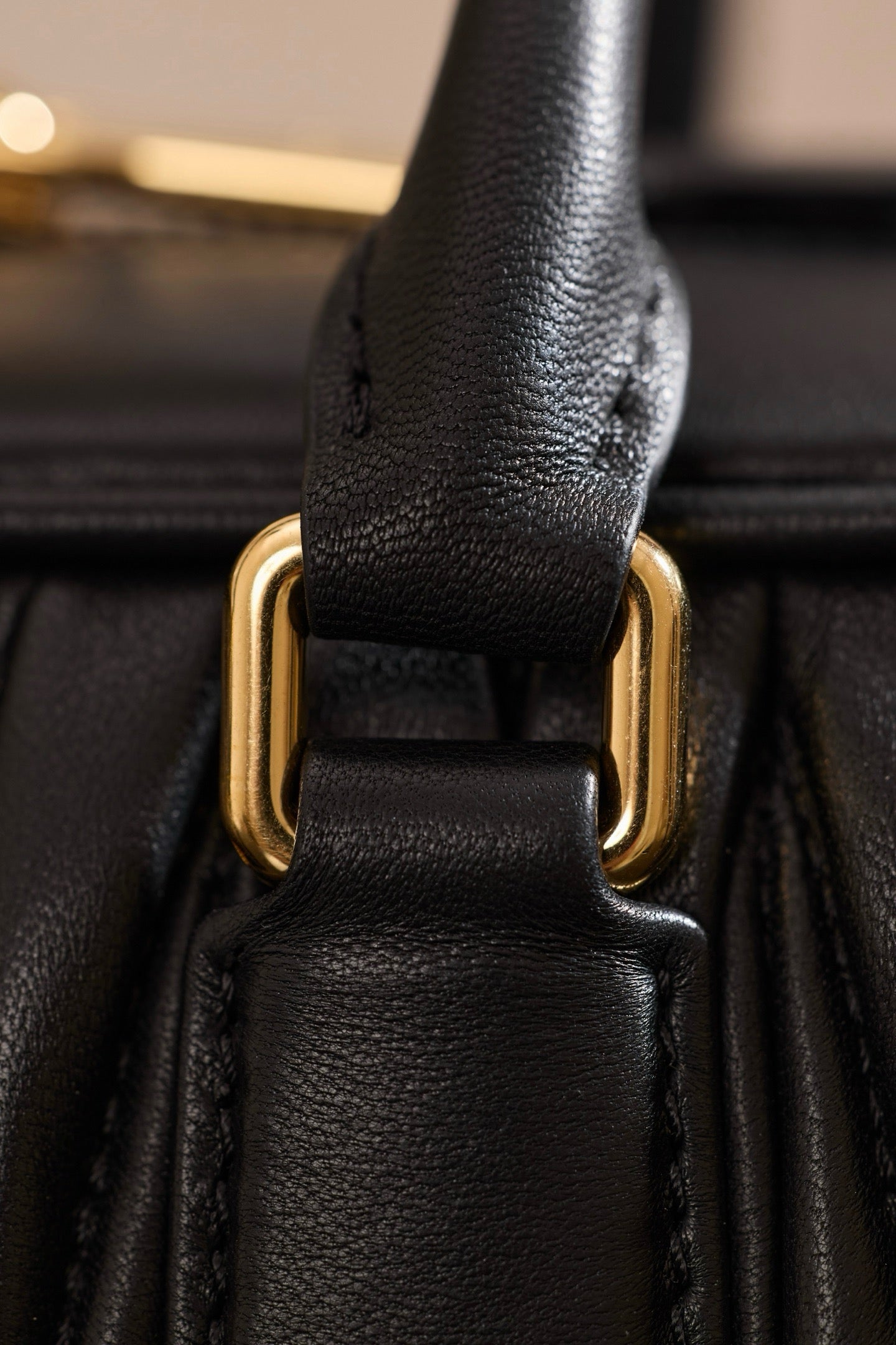 미우미우 아르카디 마테라쎄 나파 레더 숄더백 (블랙)