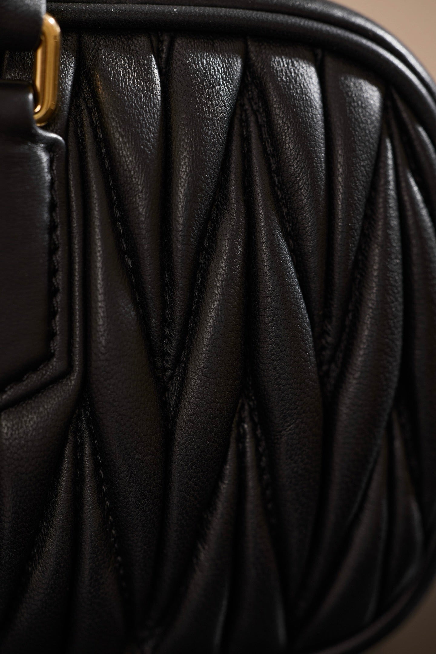 미우미우 아르카디 마테라쎄 나파 레더 숄더백 (블랙)