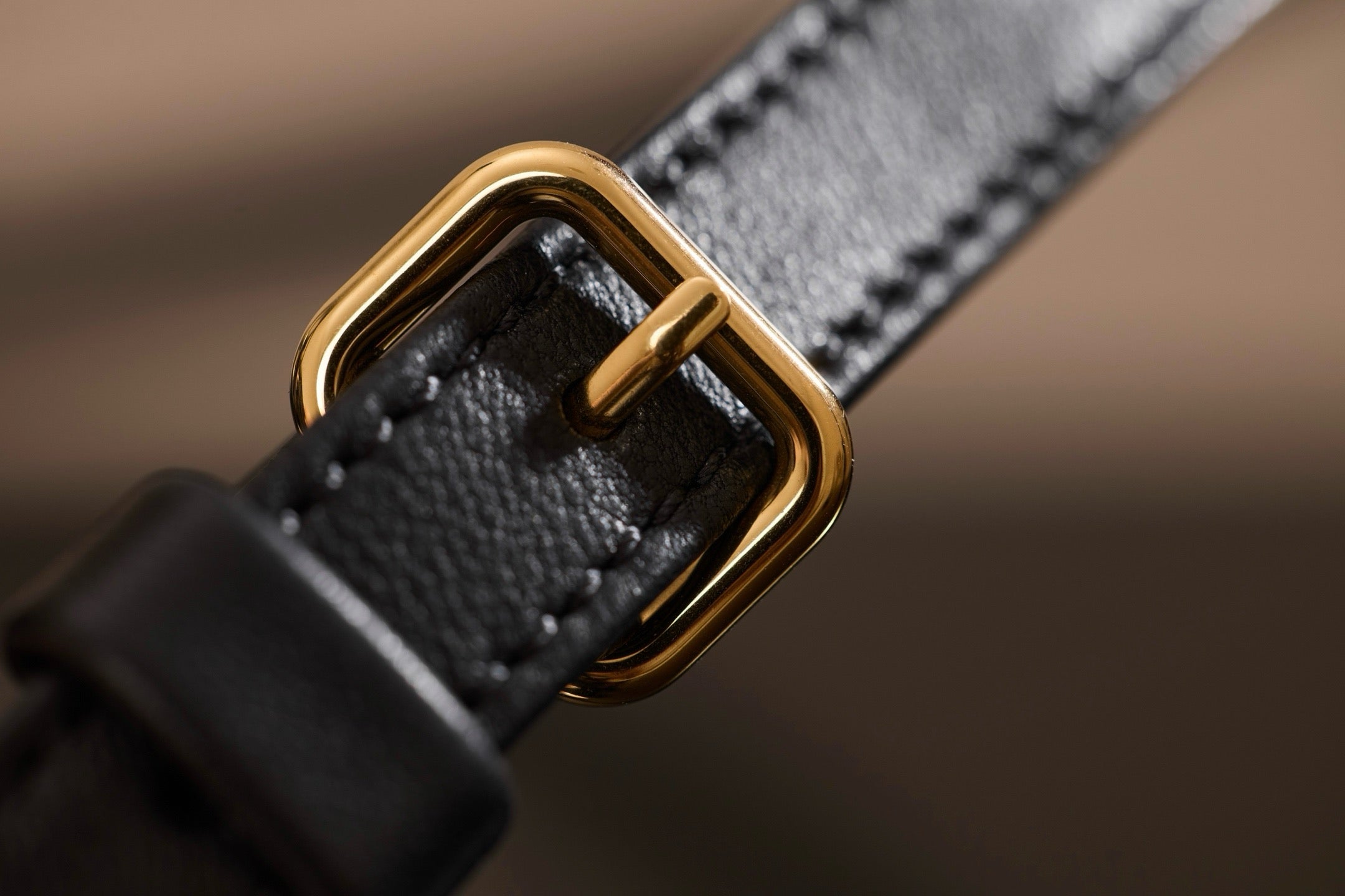 미우미우 아르카디 마테라쎄 나파 레더 숄더백 (블랙)