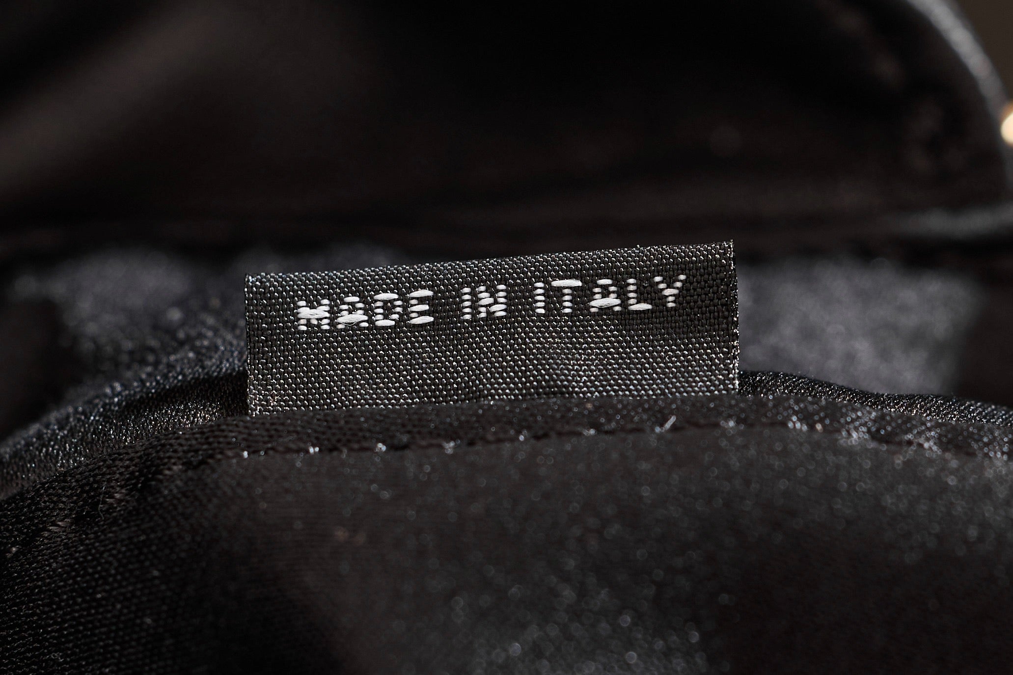 미우미우 아르카디 마테라쎄 나파 레더 숄더백 (블랙)