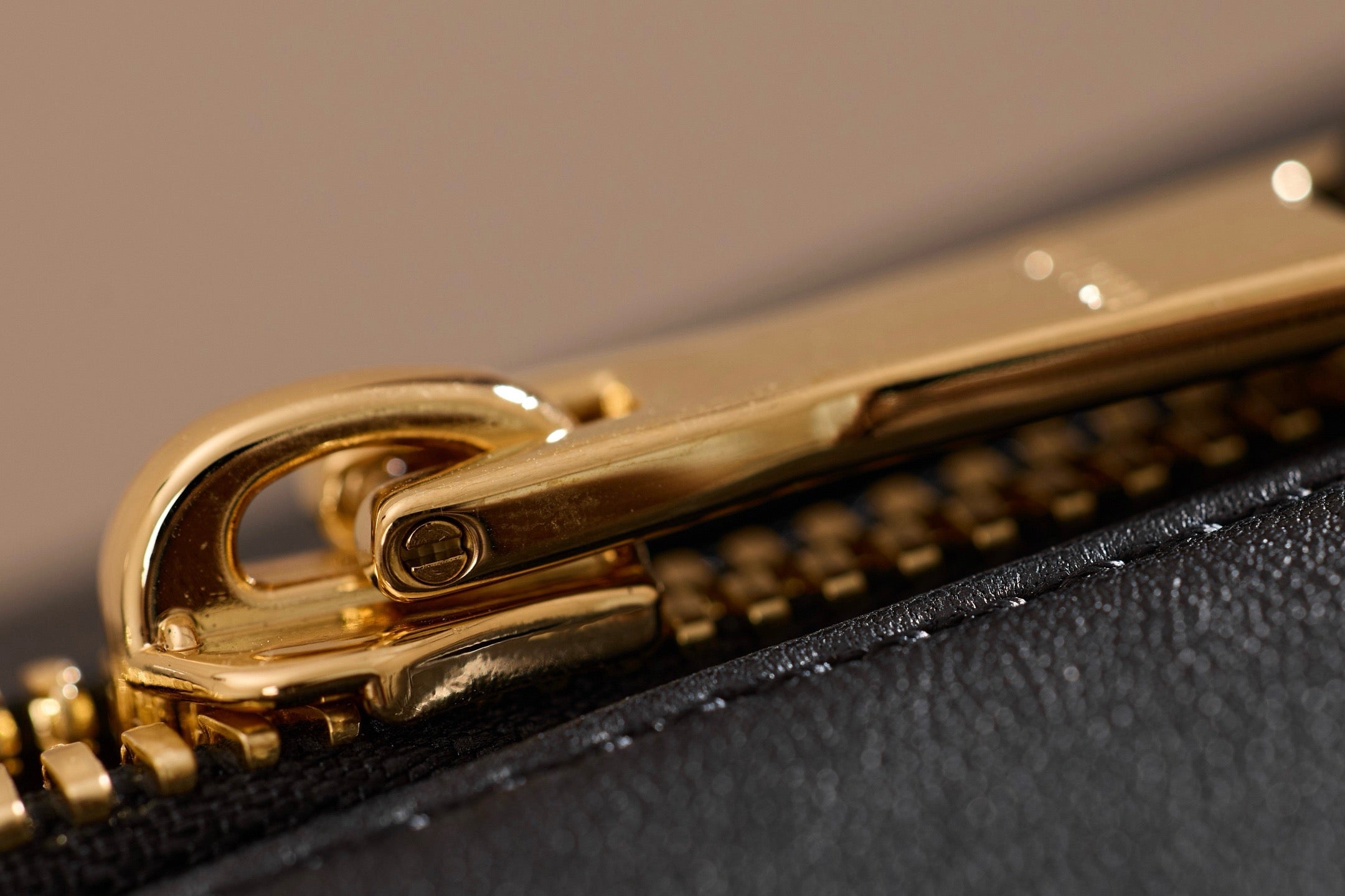 미우미우 아르카디 마테라쎄 나파 레더 숄더백 (블랙)